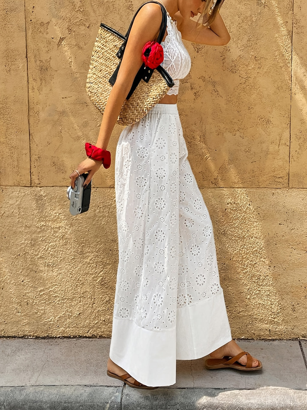Pantalon grande taille à broderies, coupe évasée, ligne nette, détail du tissu