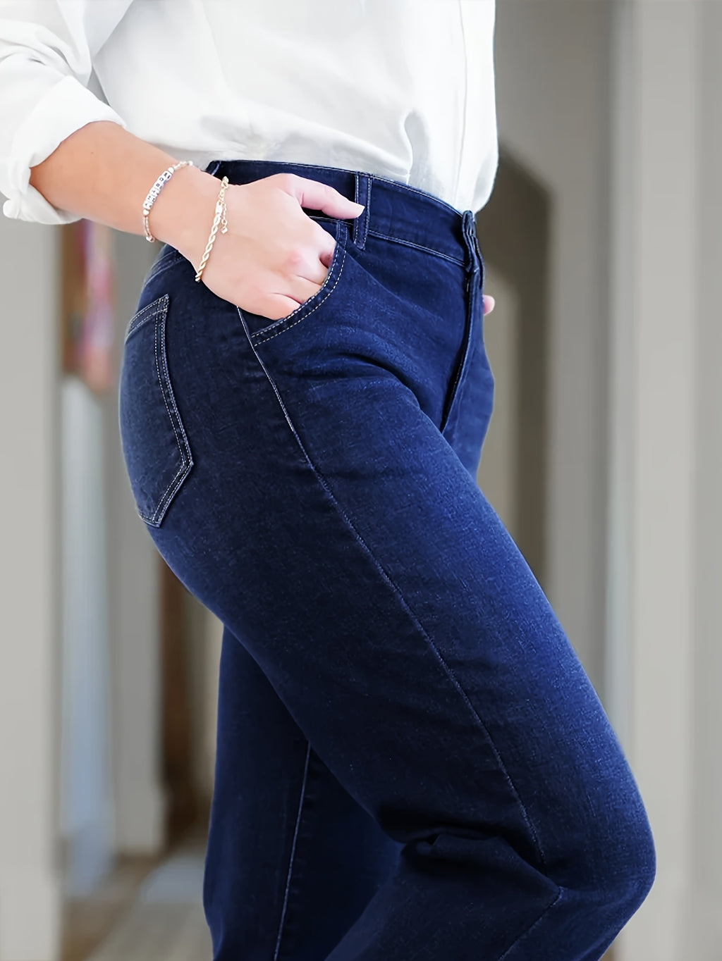 Jean grande taille, boutonnage, tenue franche, esprit décontracté, porté de face