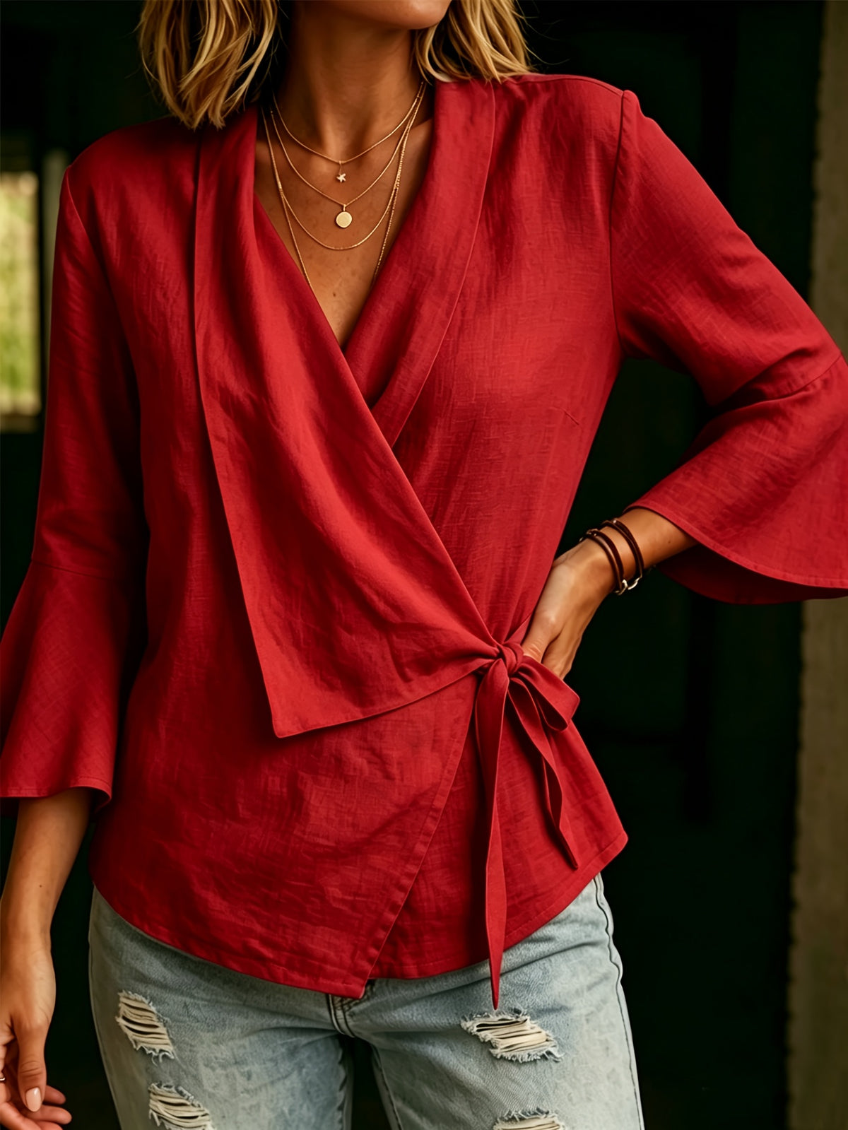 Top grande taille, coupe ample, col V, ligne nette, visuel produit