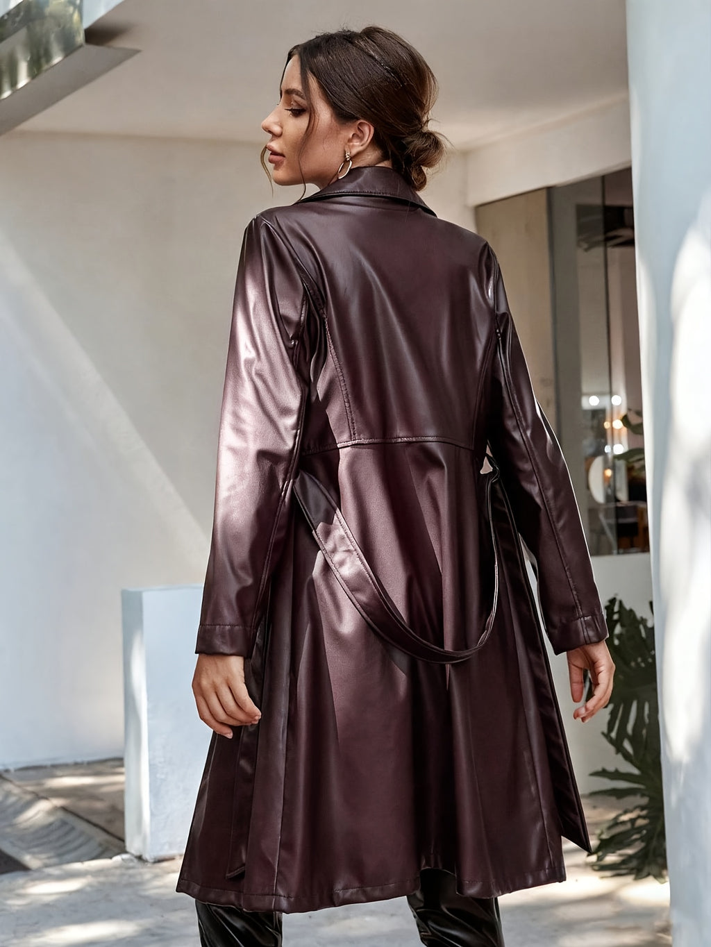 Manteau grande taille en cuir synthétique, col, mise en situation