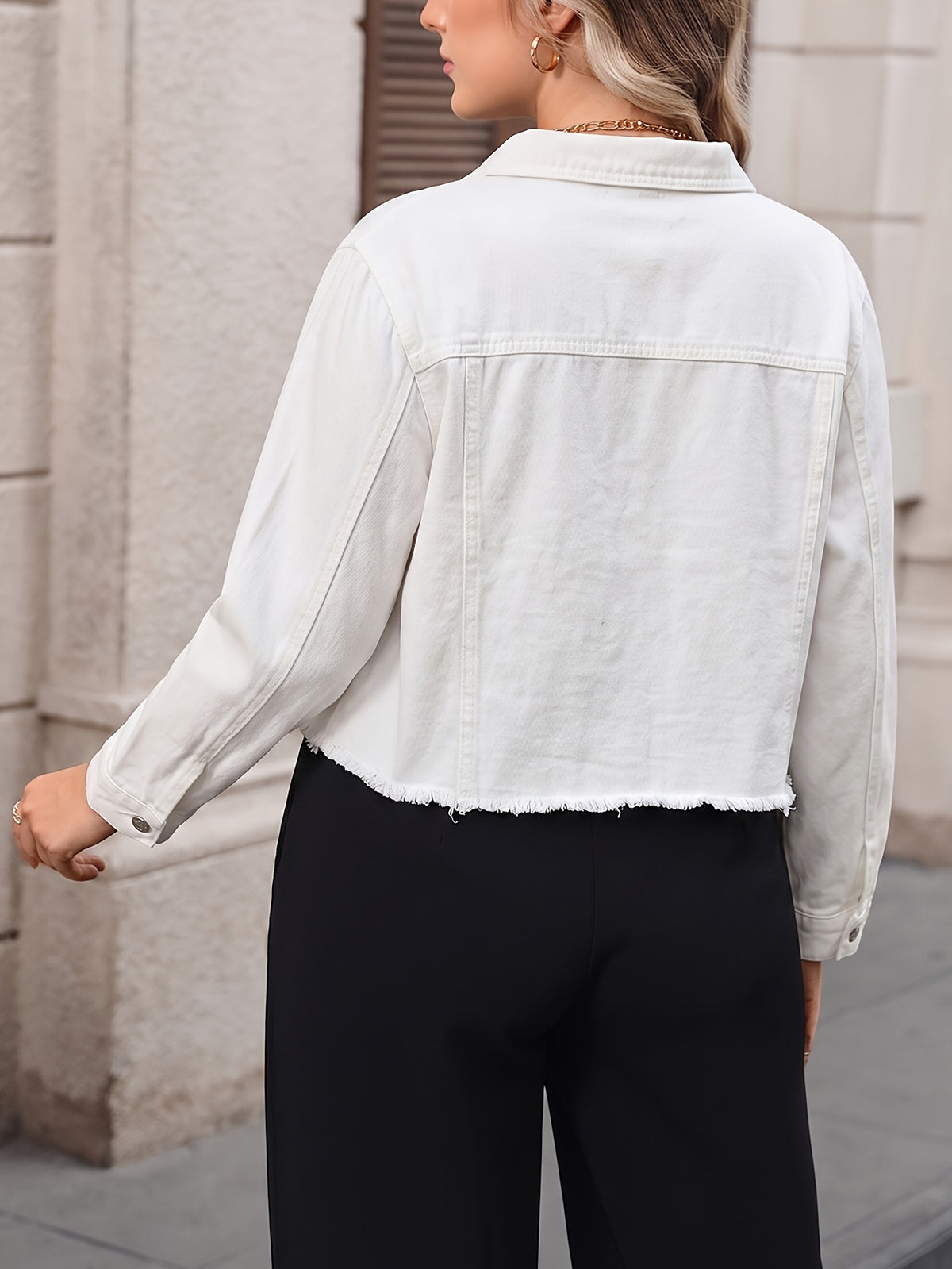 Veste grande taille, col à revers, boutonnage, tenue franche, vu de dos