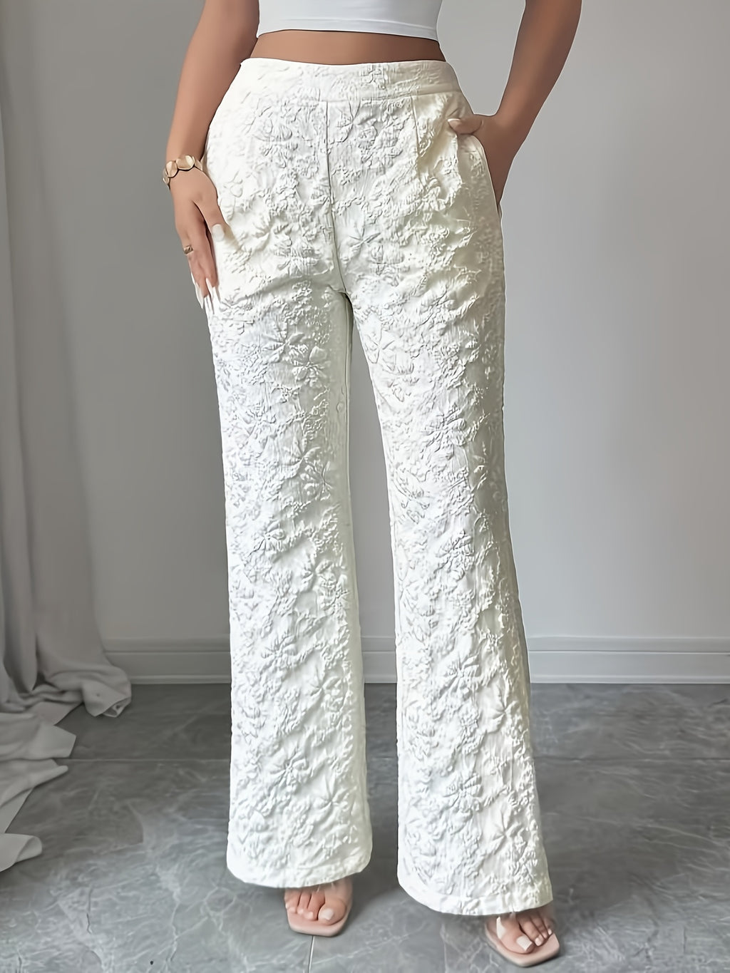 Pantalon grande taille, coupe évasée, poches plaquées, allure élégante, détail du tissu