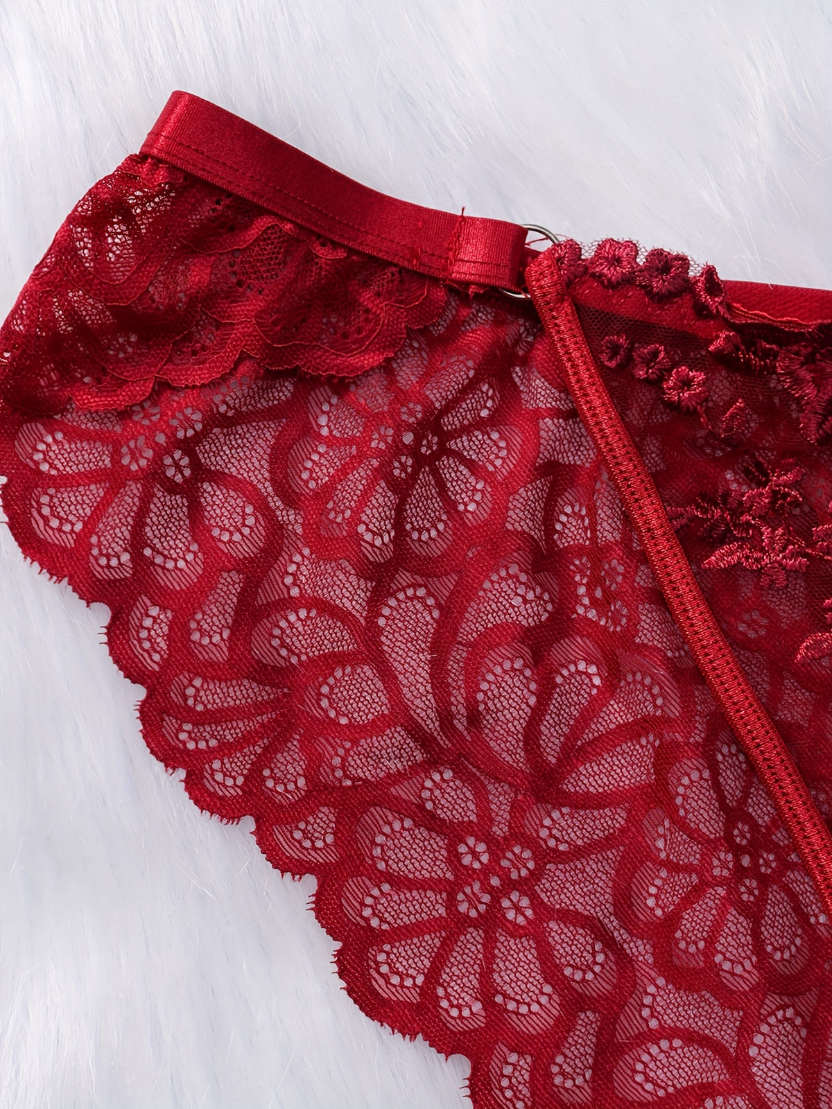 Ensemble grande taille à broderies, ligne affirmée — composition : 90% Polyester, 10% Élasthanne Image
