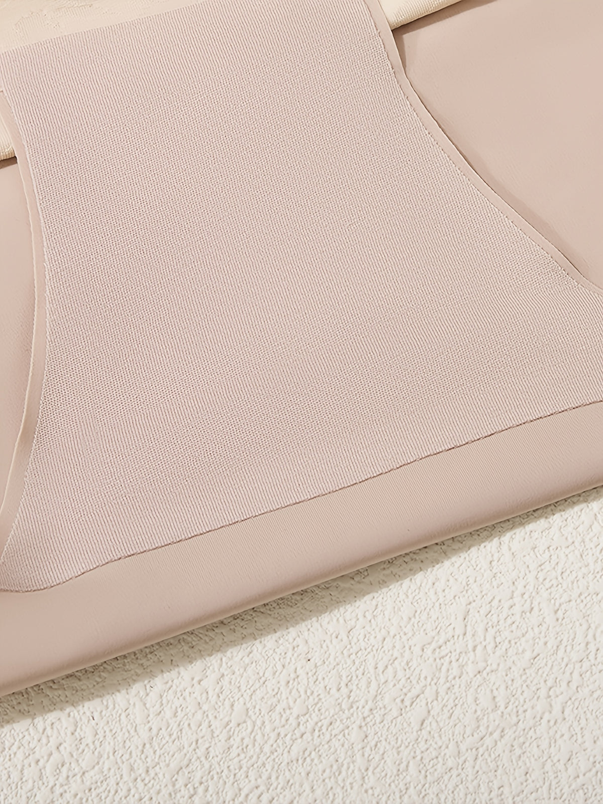 Culotte grande taille en dentelle, broderie, effet ajouré, détail du tissu