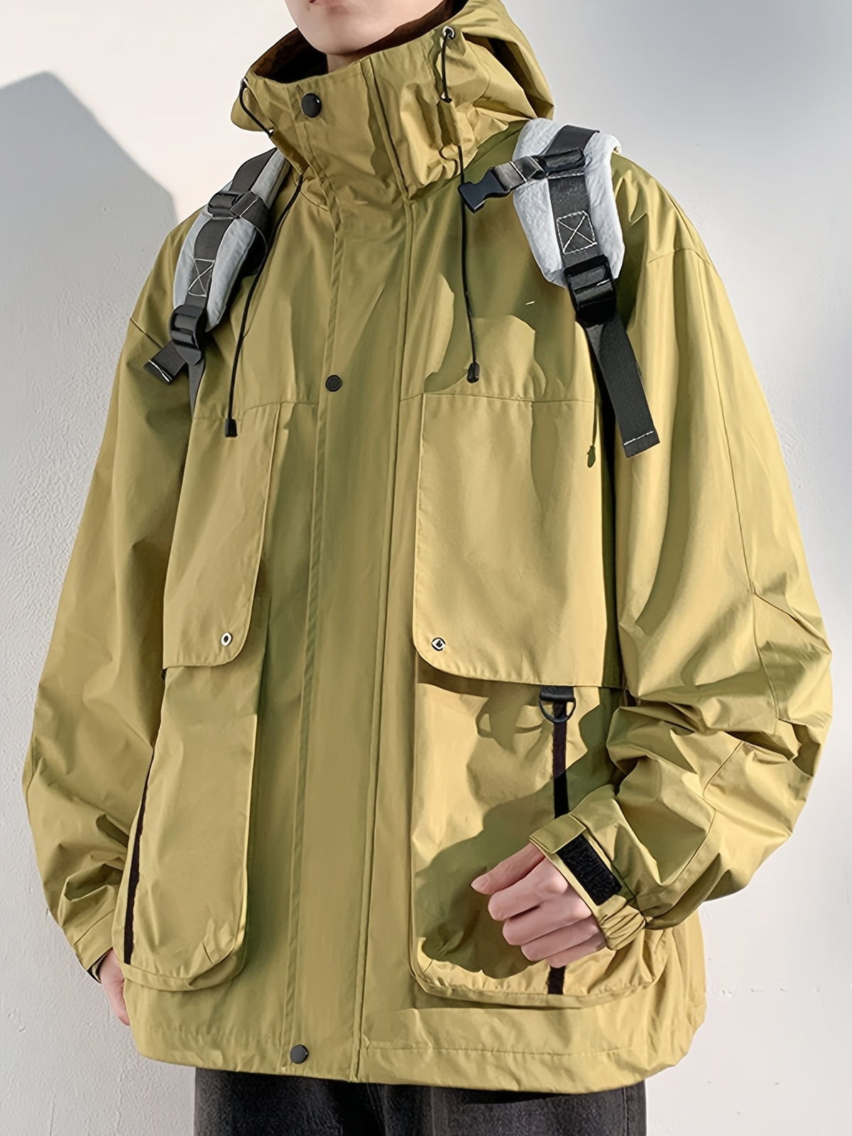 Veste grande taille, coupe ample, épaules dénudées, poches pratiques, porté de face