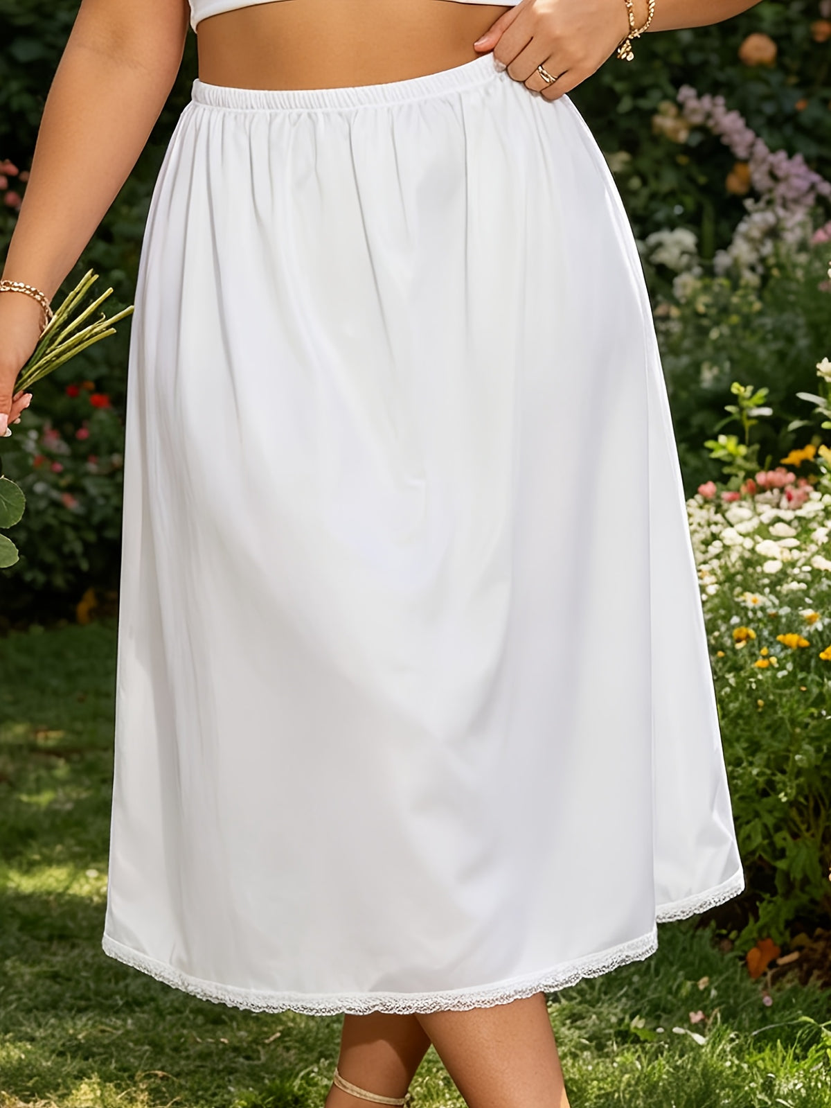 Jupe grande taille en dentelle, coupe ample, effet ajouré, détail du col