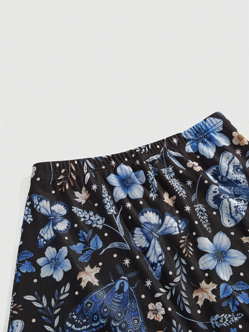 Jupe grande taille à imprimé fleuri, coupe droite, imprimé floral, détail du col