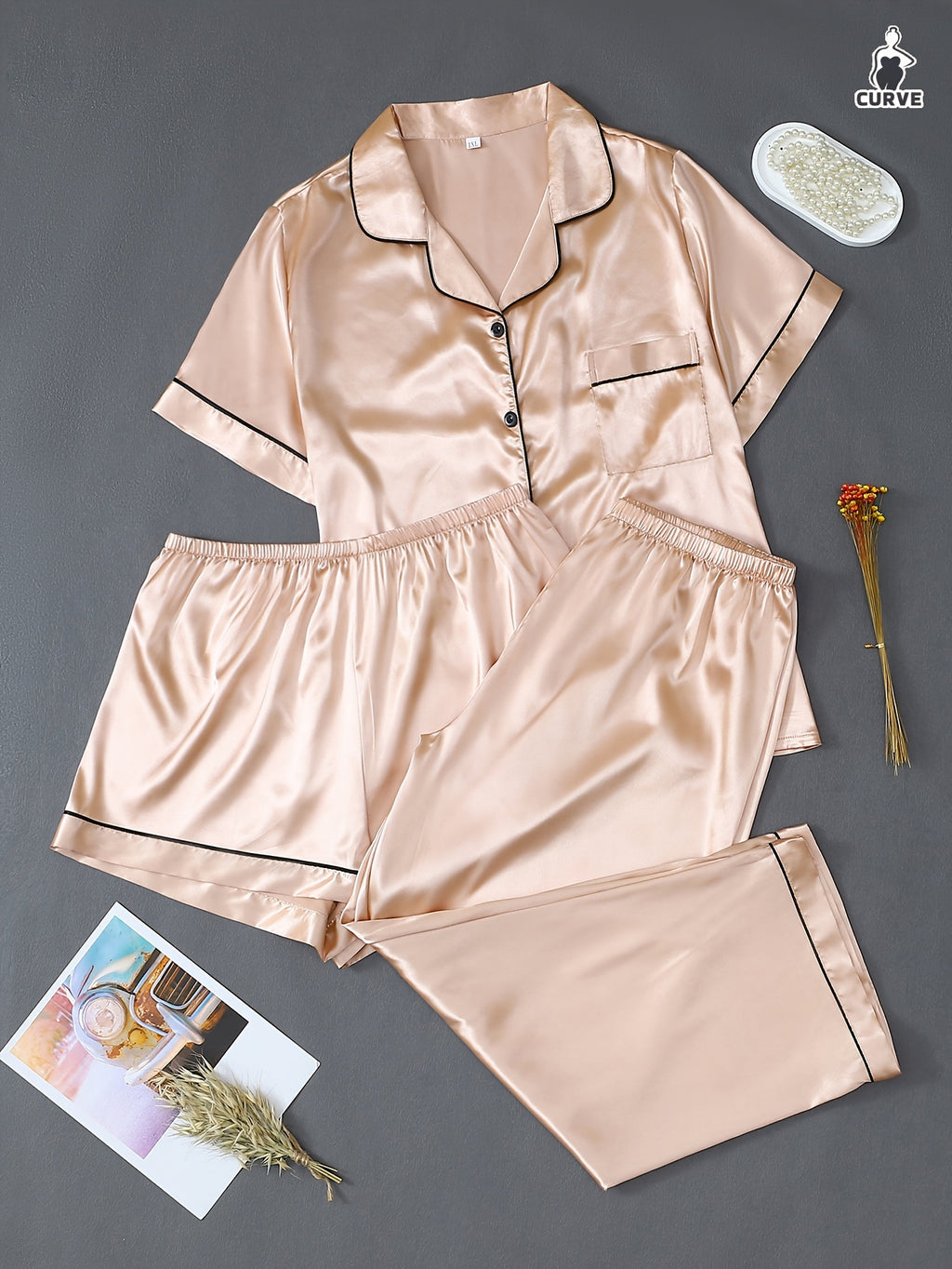 Pyjama grande taille en satin, poches plaquées, manches courtes, tombé fluide
