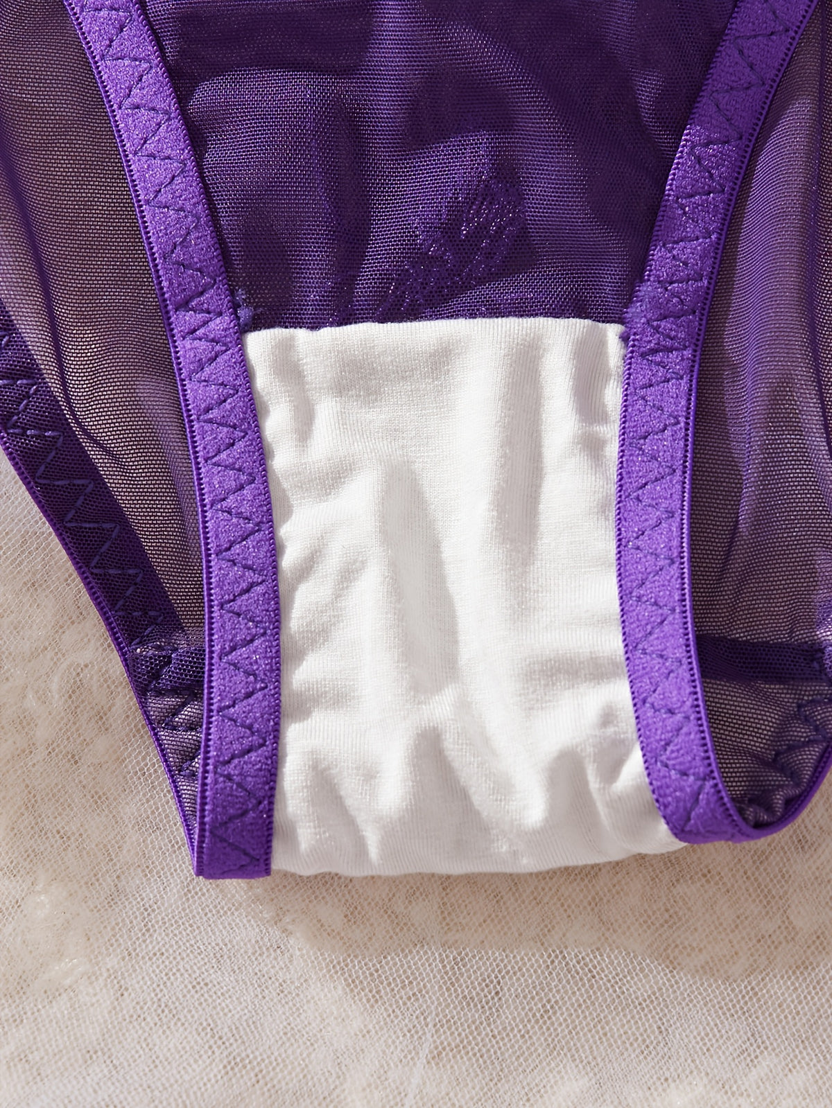 Ensemble grande taille à broderies, allure élégante, détail du tissu