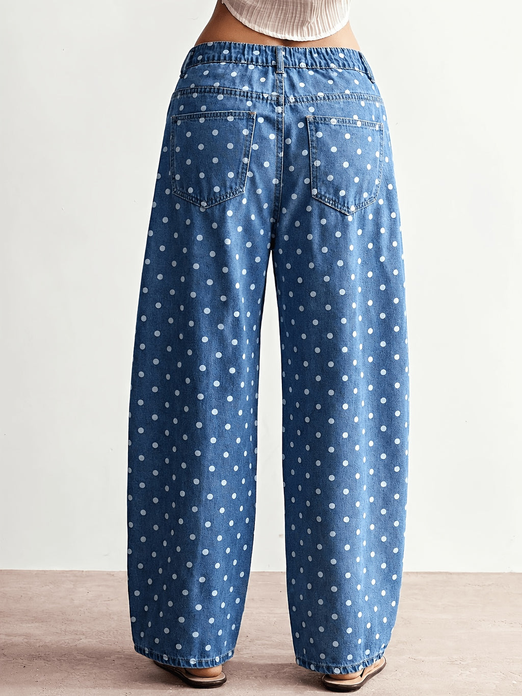 Jean grande taille à pois, coupe oversize, tenue franche, porté de face