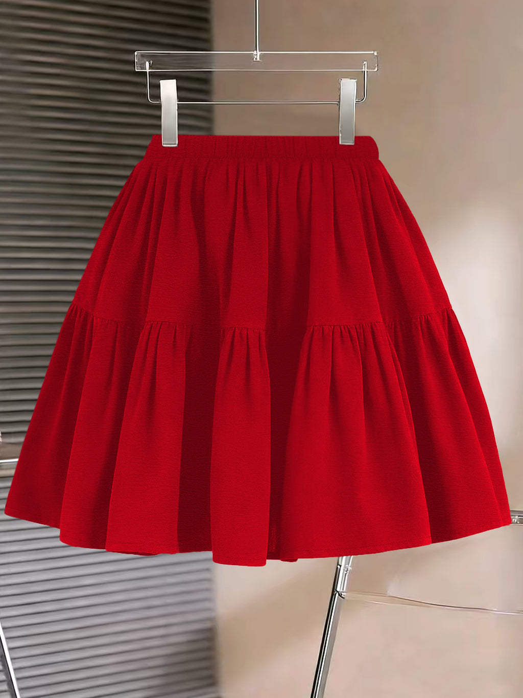 Jupe grande taille, volants, allure élégante, détail du col