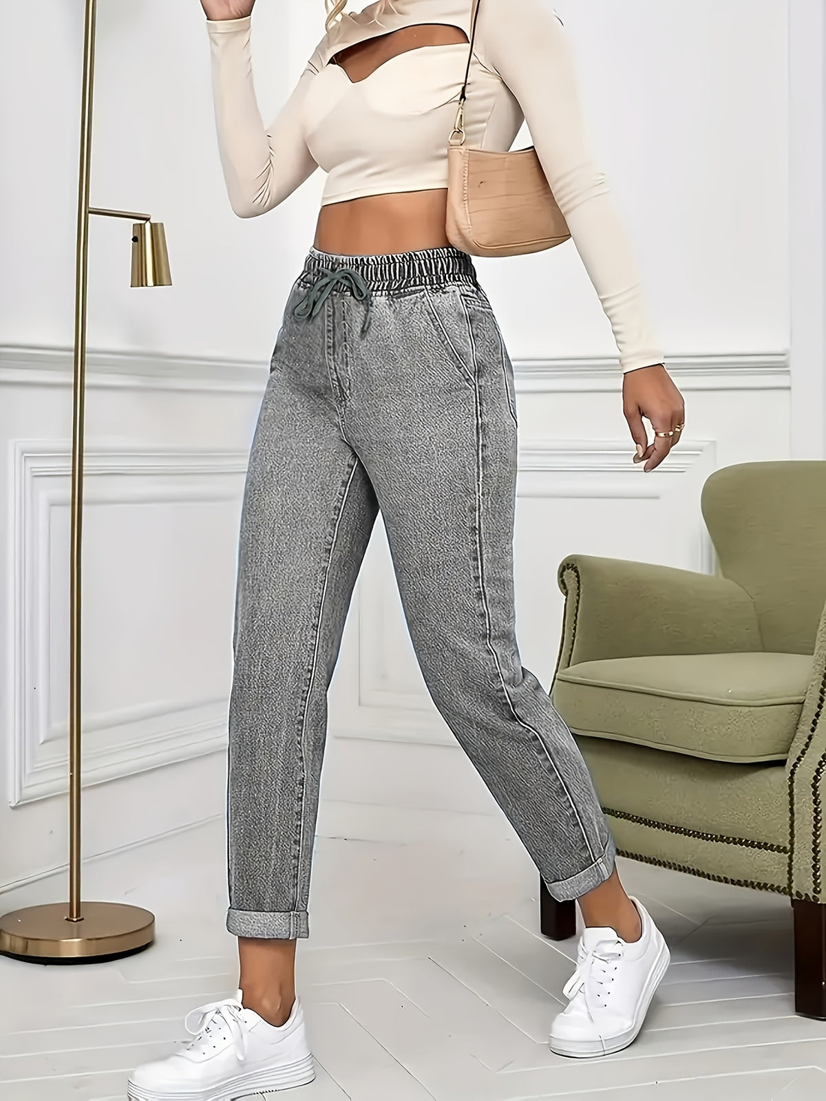 Jean grande taille, coupe droite, tenue franche, cordon de serrage, vu de dos