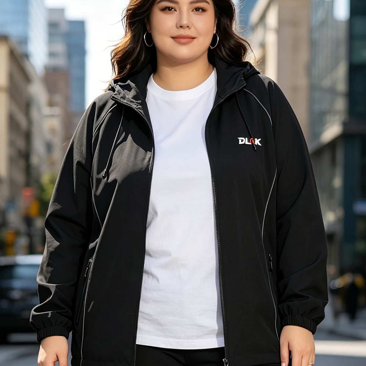 Veste grande taille, poches pratiques, ligne nette, tissu opaque