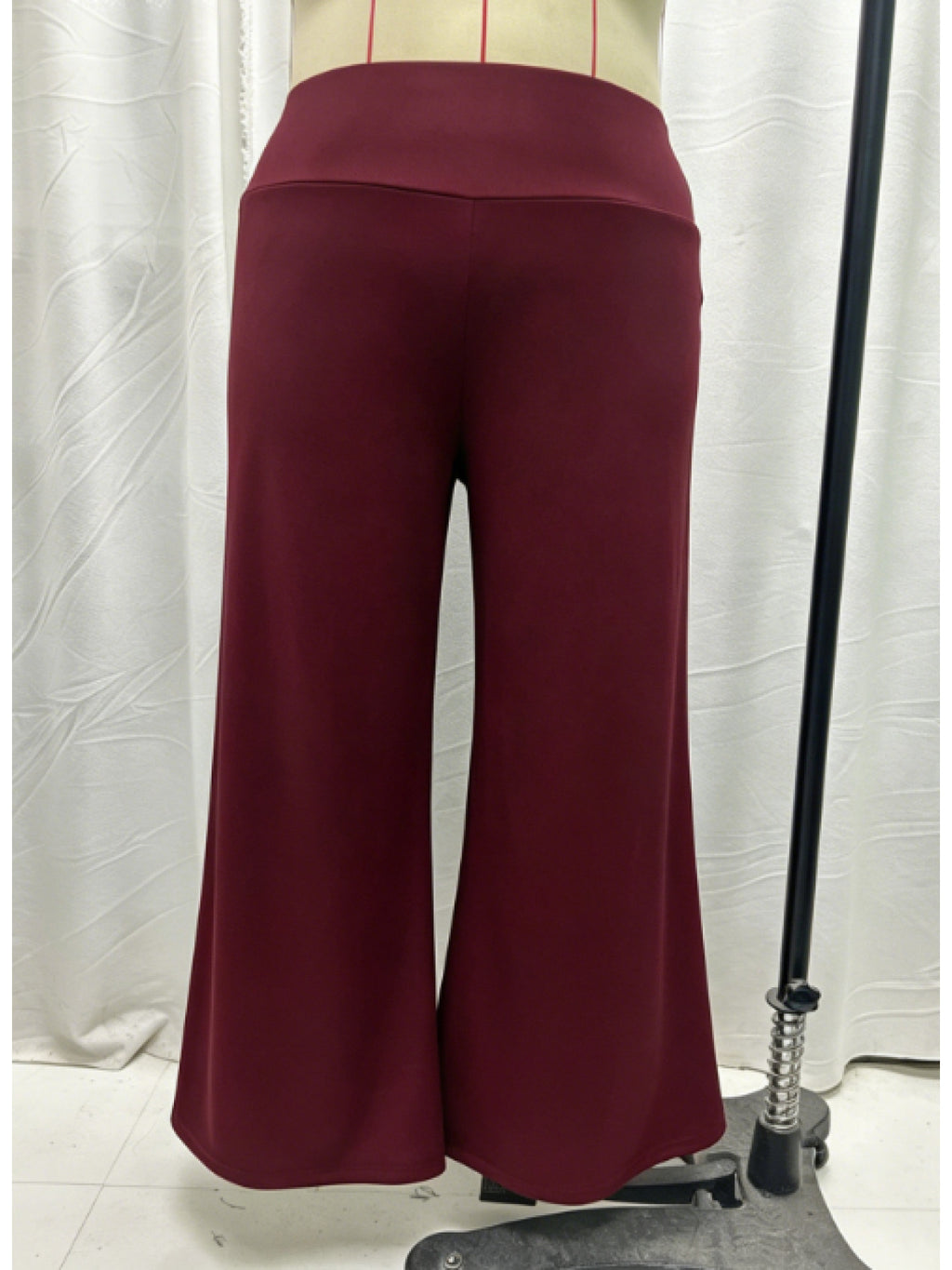Pantalon grande taille, coupe évasée, jambe large, esprit décontracté, vue de profil