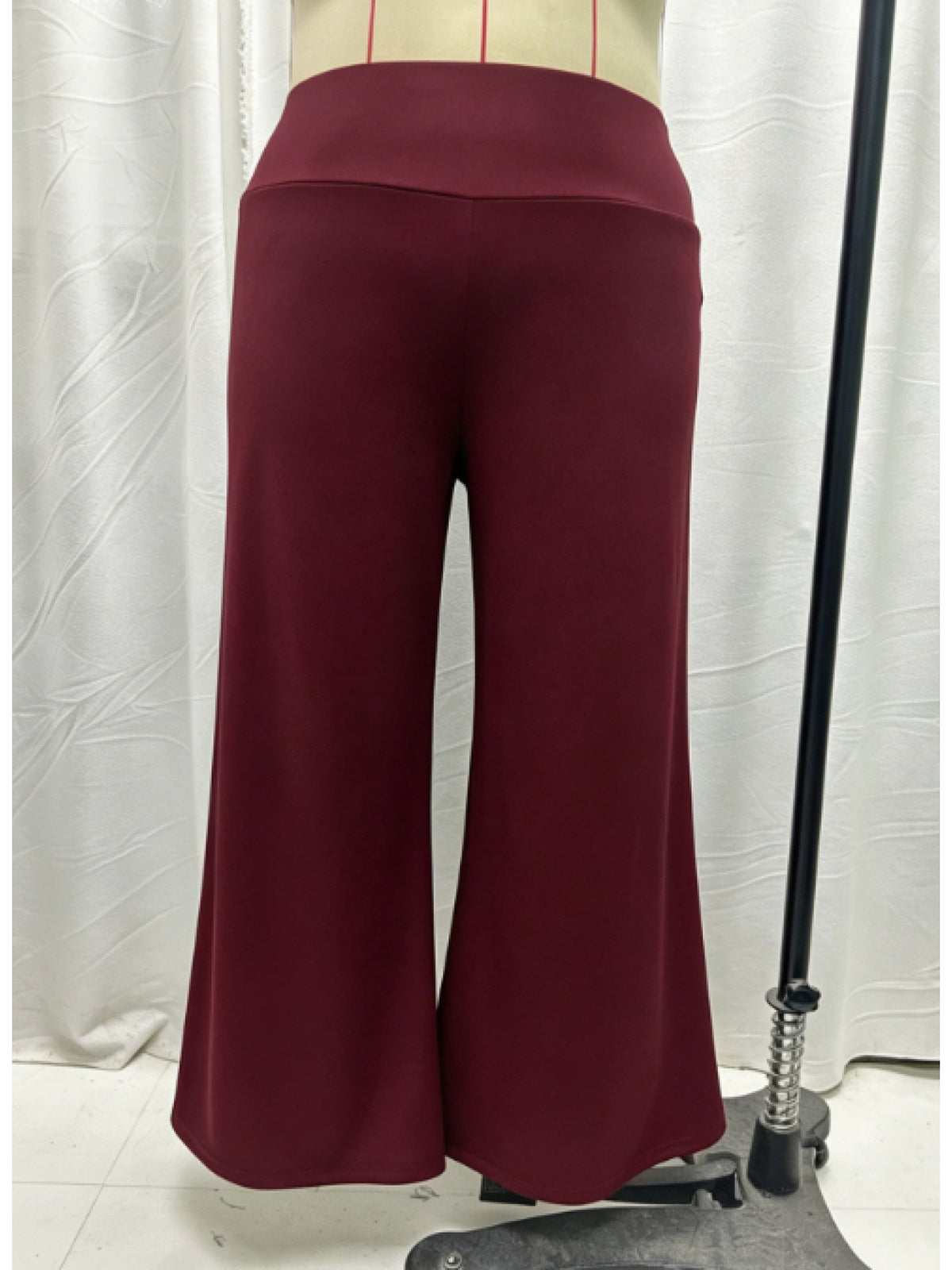 Pantalon grande taille, coupe évasée, jambe large, esprit décontracté, vue de profil
