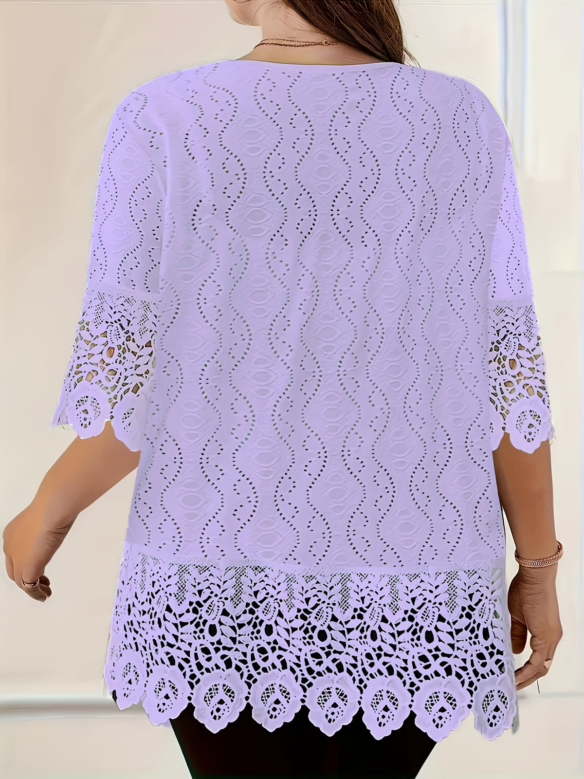 Cardigan grande taille en dentelle, dentelle contrastée, effet ajouré, mise en situation
