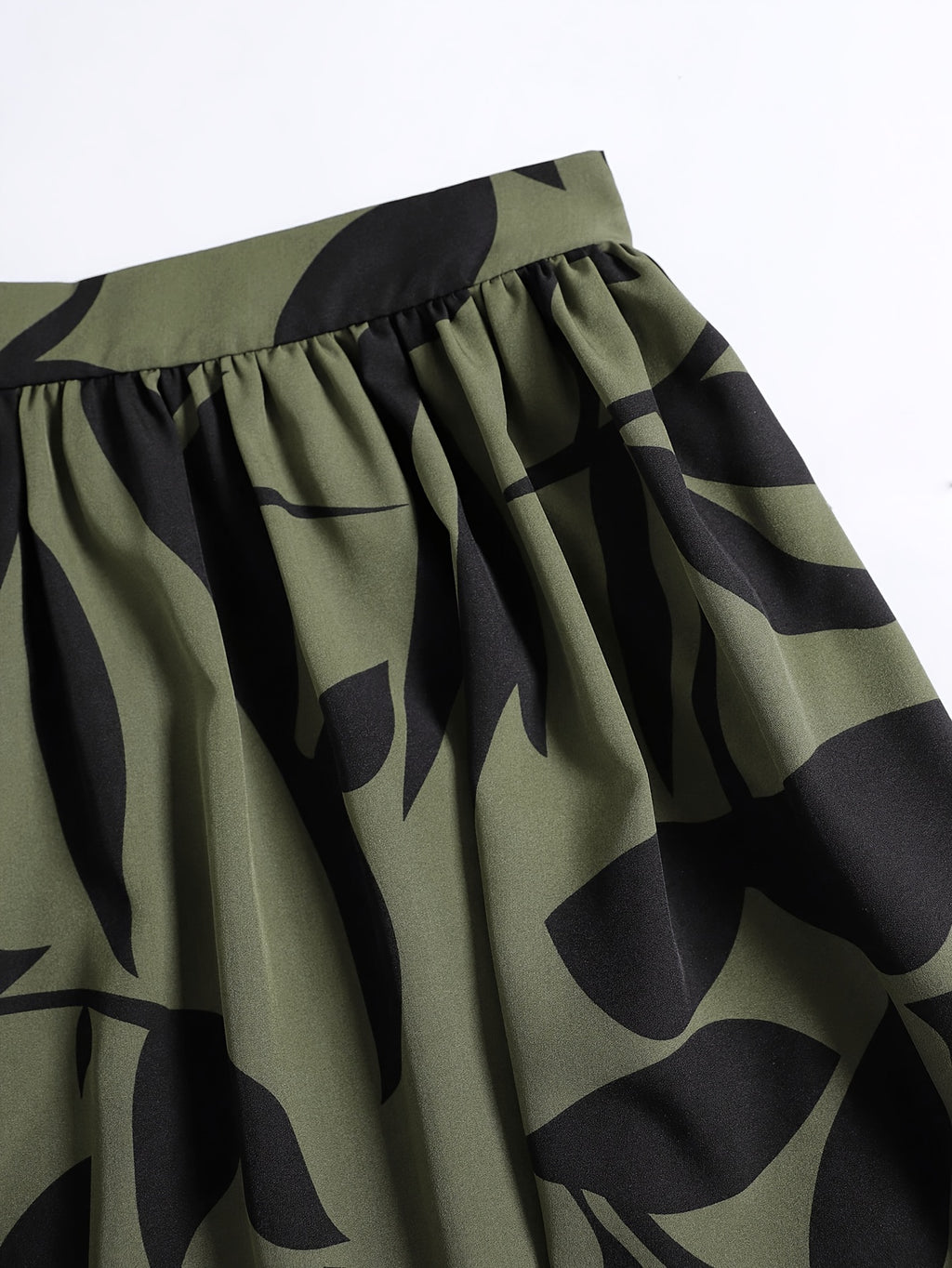 Jupe grande taille, coupe évasée, esprit décontracté, détail du tissu