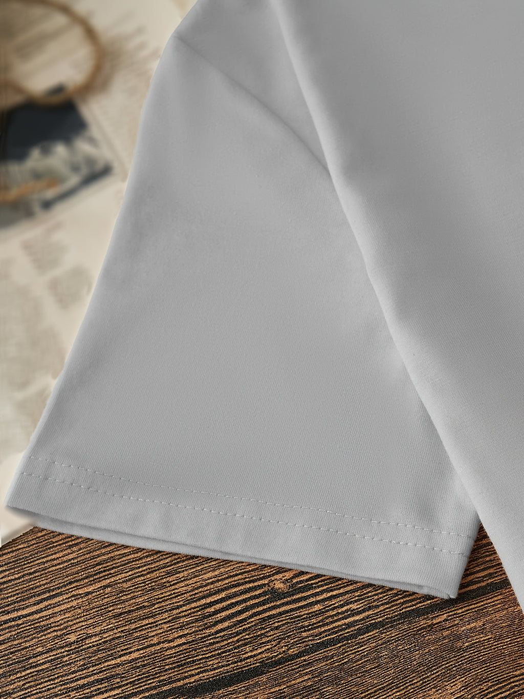 T-shirt grande taille, col rond, manches courtes, toucher naturel, détail du tissu