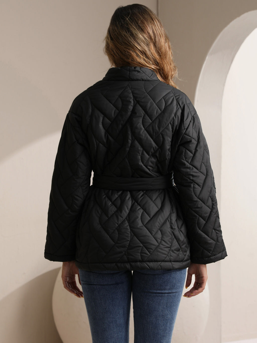 Veste grande taille, coupe ample, ceinture assortie, poches pratiques, tissu opaque