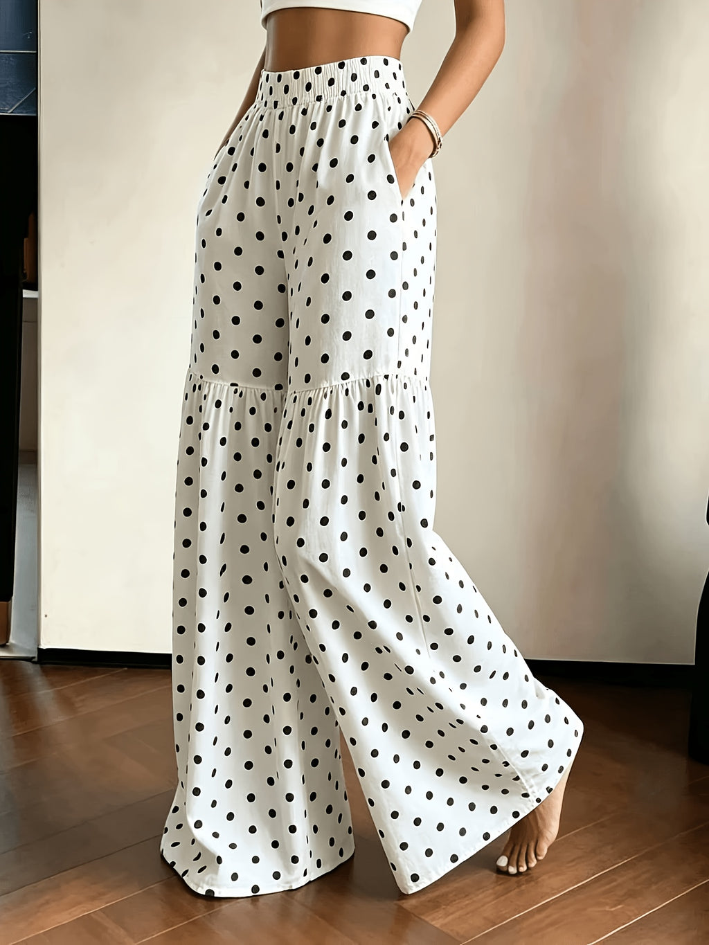Pantalon grande taille à pois, coupe évasée, poches pratiques, vue de profil