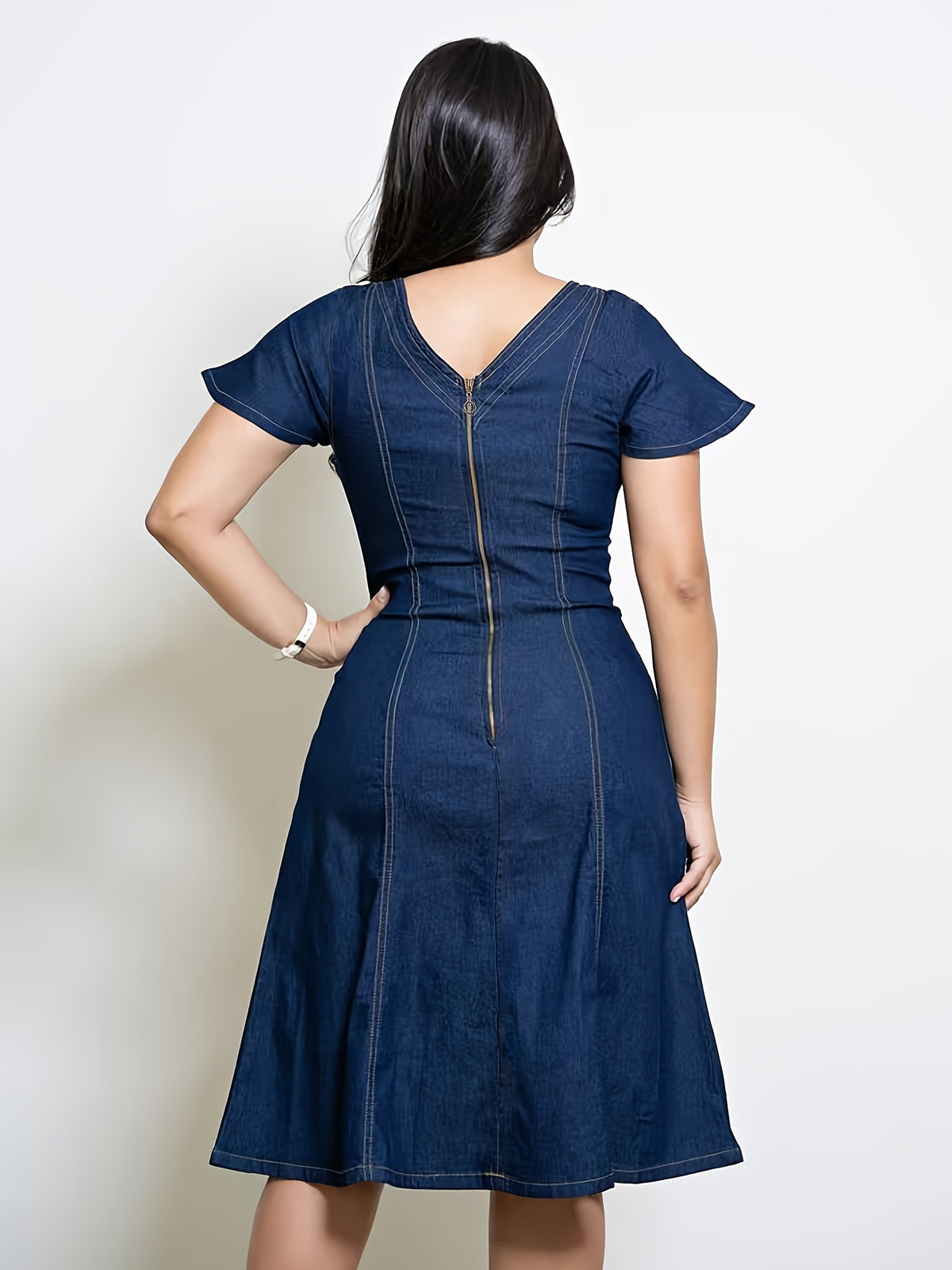Robe grande taille, col carré, manches courtes, tenue franche, tissu opaque