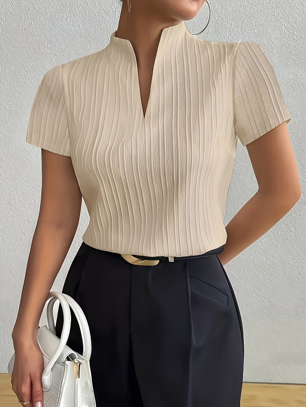 Chemise grande taille, col V, manches courtes, détail du tissu