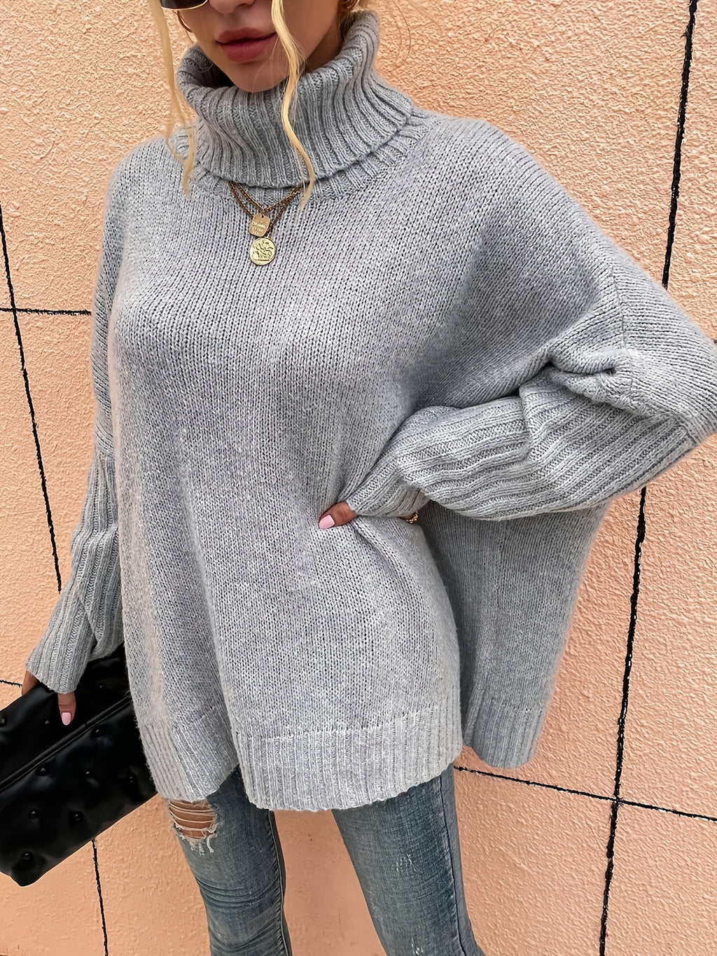 Pull grande taille, coupe oversize, col roulé, maille côtelée, vue de profil