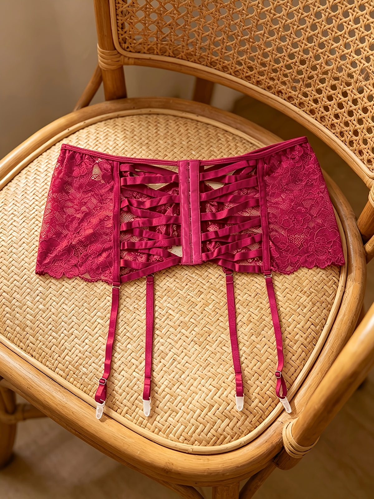 Collant grande taille en dentelle, effet ajouré, ligne affirmée, vue de profil