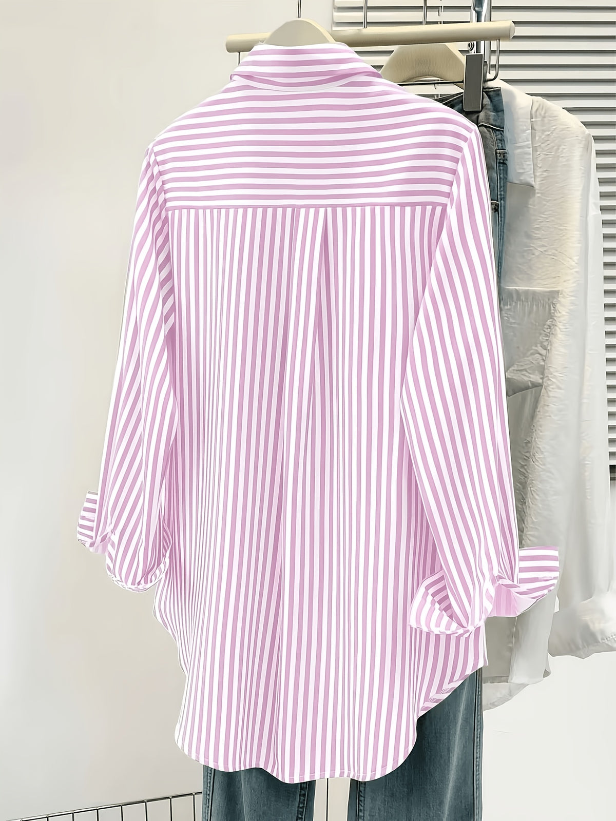 Chemise grande taille à rayures, coupe oversize, col à revers, boutonnage, gros plan