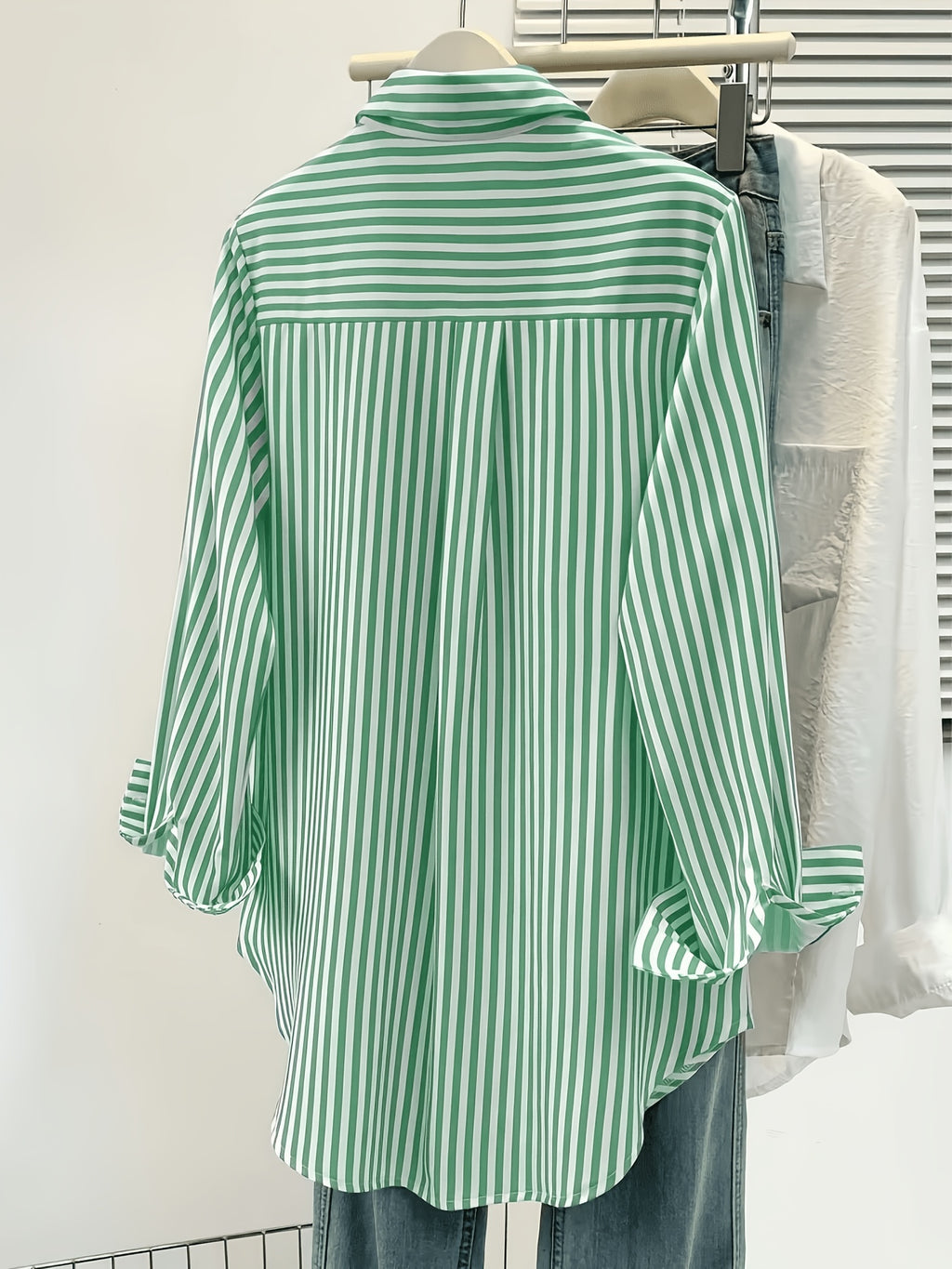 Chemise grande taille à rayures, coupe oversize, col à revers, boutonnage, détail du col