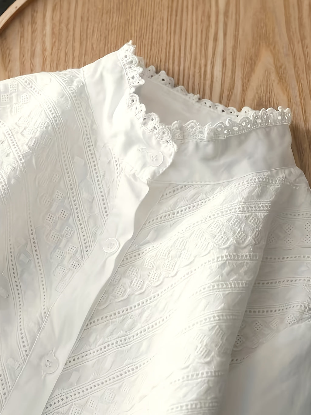 Blouse grande taille en dentelle, dentelle contrastée, effet ajouré, détail du col