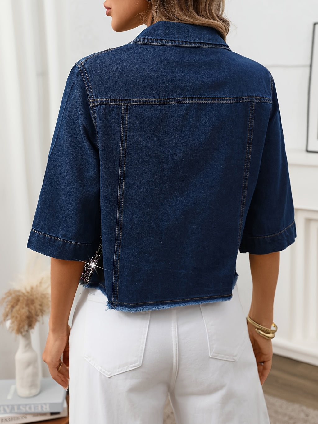 Top grande taille à paillettes, manches courtes, tenue franche, porté de face