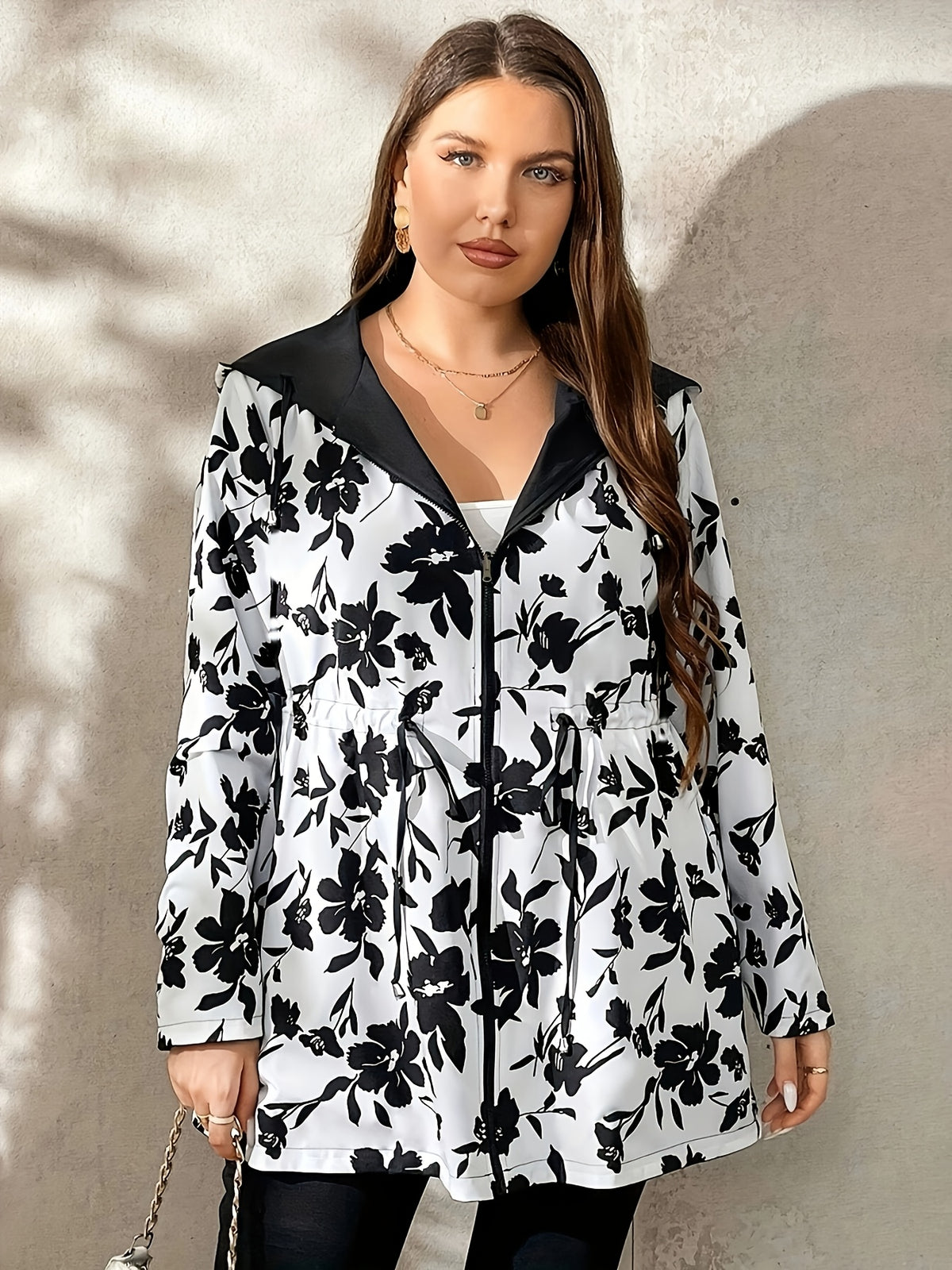 Veste grande taille, capuche, poches plaquées, esprit décontracté, porté de face