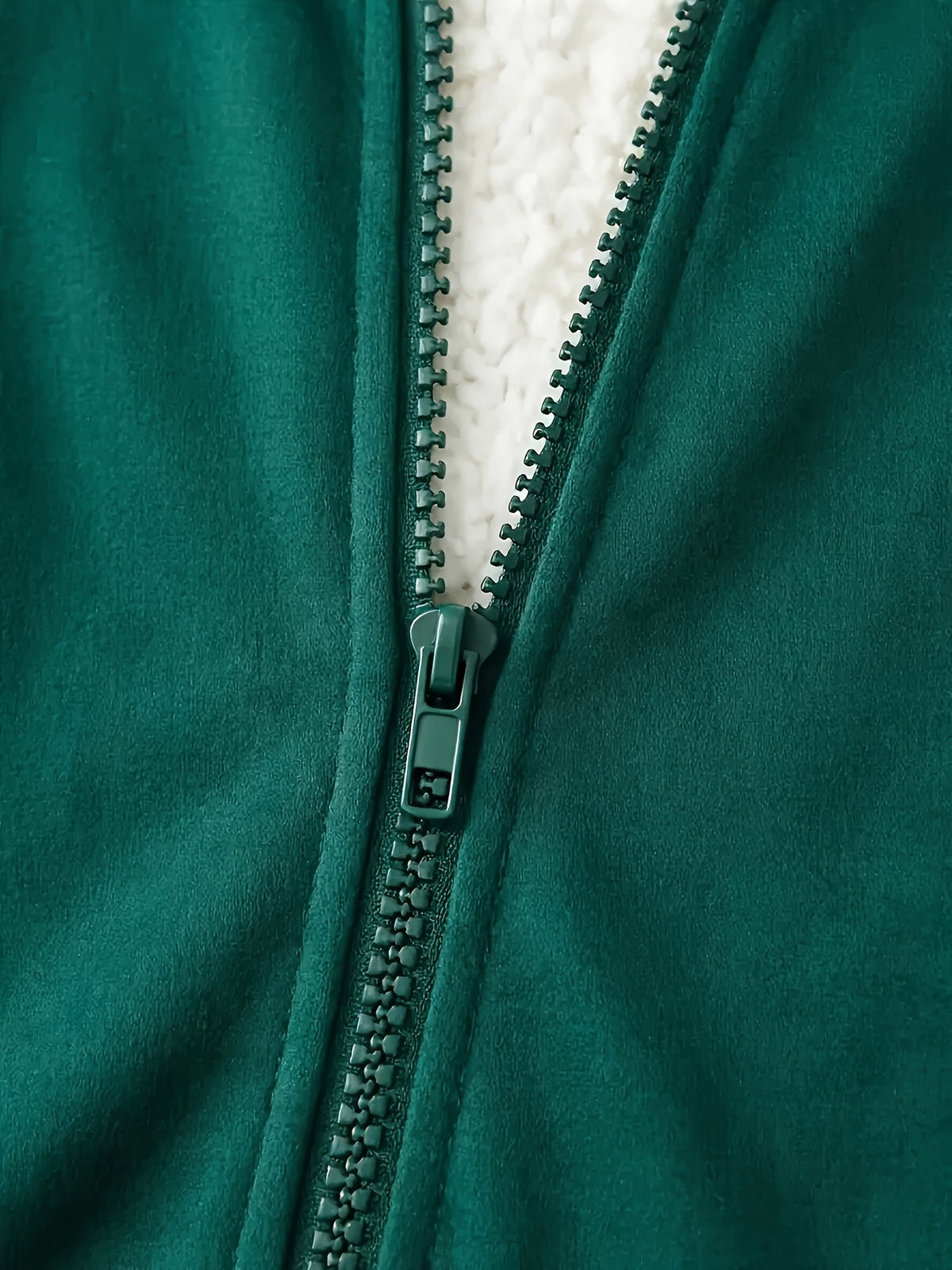 Veste grande taille, fermeture zippée, capuche, chaleur d'hiver, détail du tissu