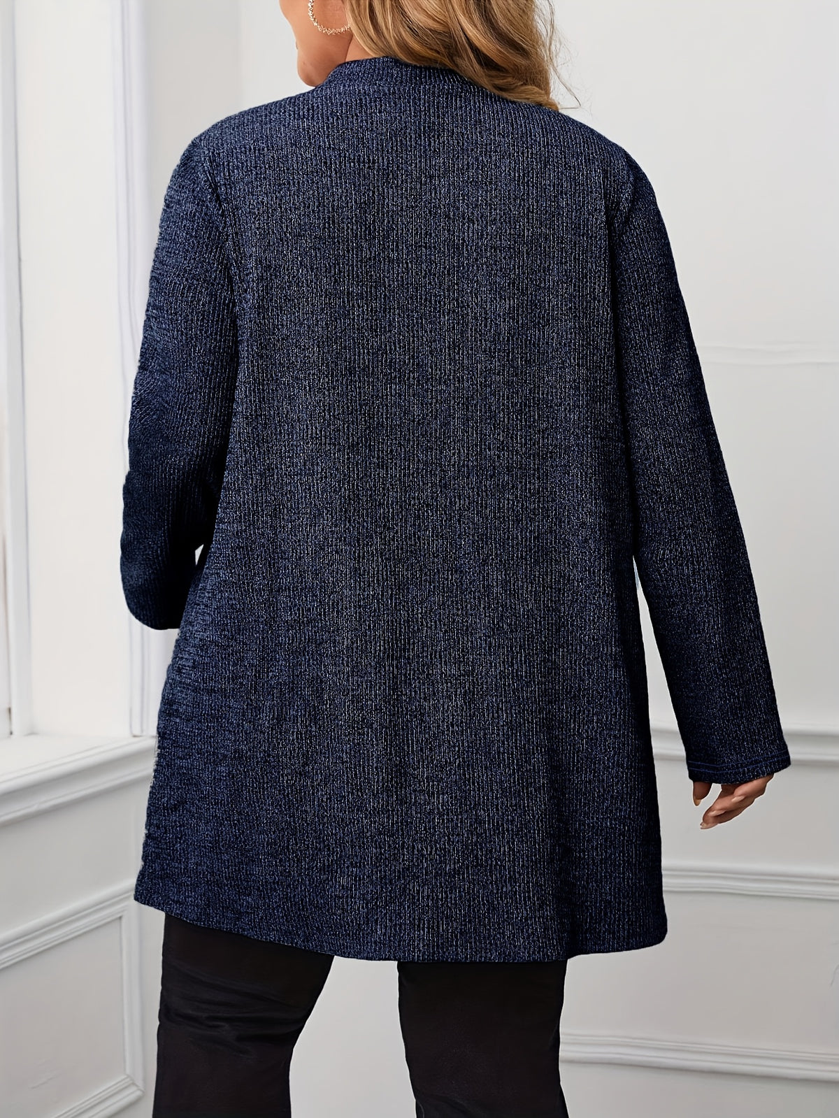 Manteau grande taille, col V, gros plan
