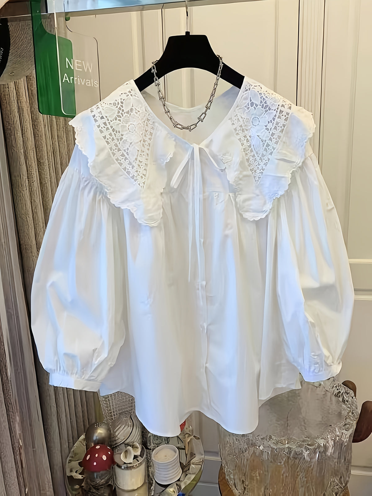 Blouse grande taille en dentelle, volants, effet ajouré, mise en situation