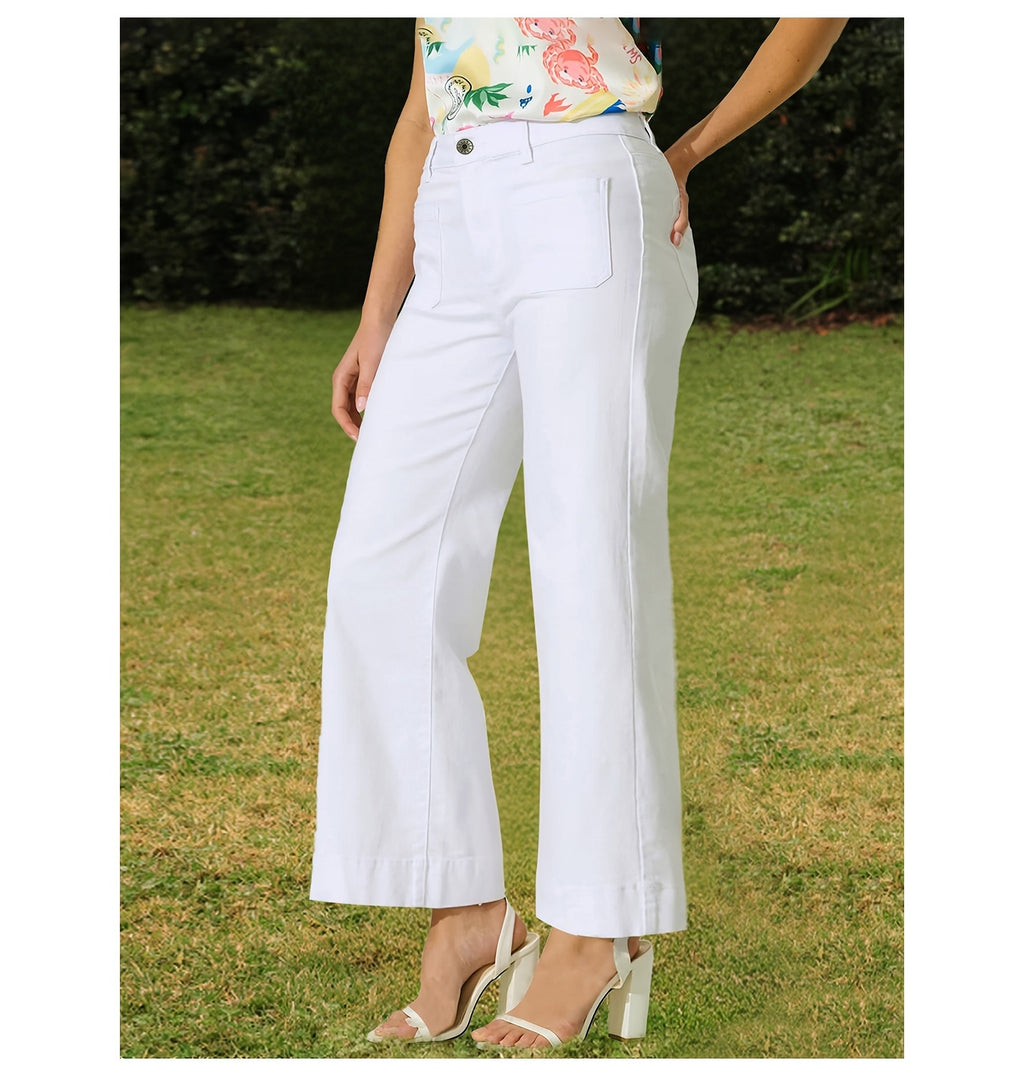 Jean grande taille, coupe droite, poches plaquées, tenue franche, porté de face