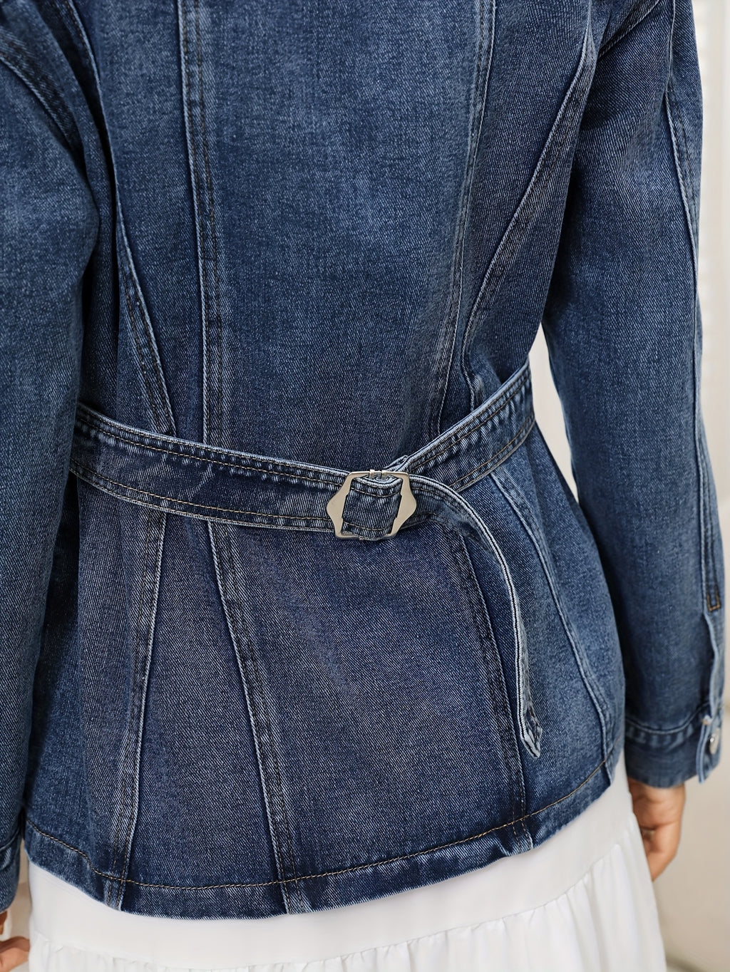 Veste grande taille, col à revers, boutonnage, manches longues, porté de face
