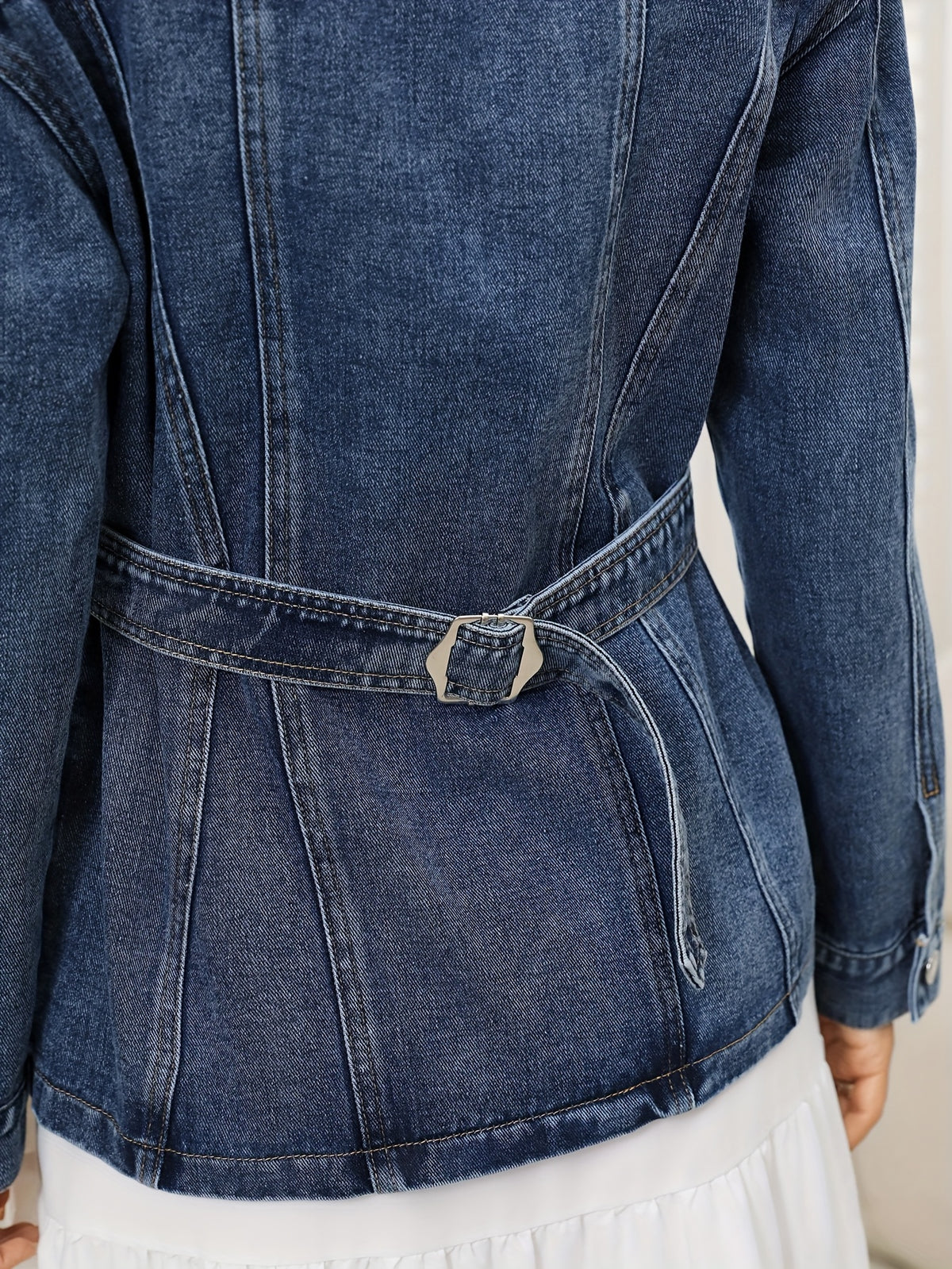 Veste grande taille, col à revers, boutonnage, manches longues, porté de face