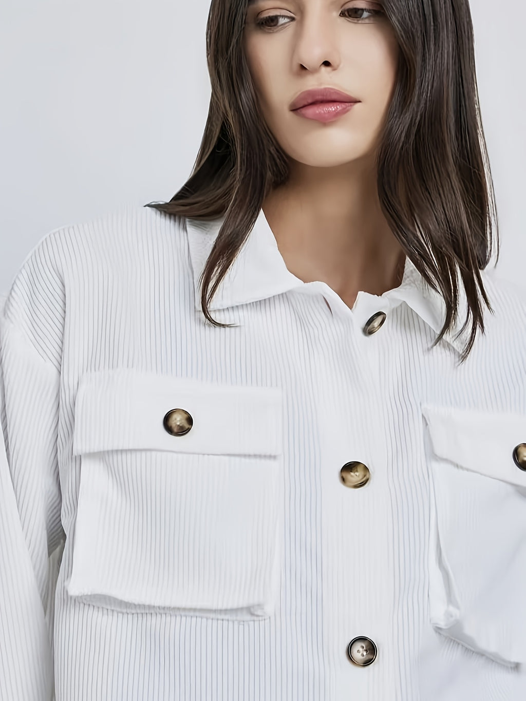 Veste grande taille en velours côtelé, col polo, boutonnage, poches pratiques, tissu opaque