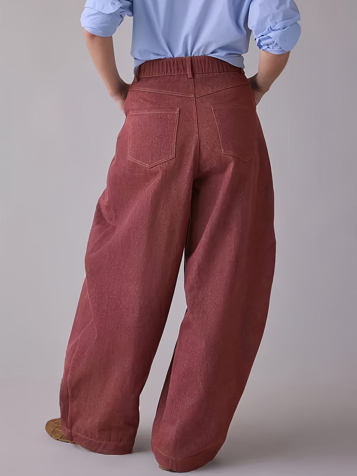 Jean grande taille, coupe évasée, tenue franche, esprit décontracté, vu de dos