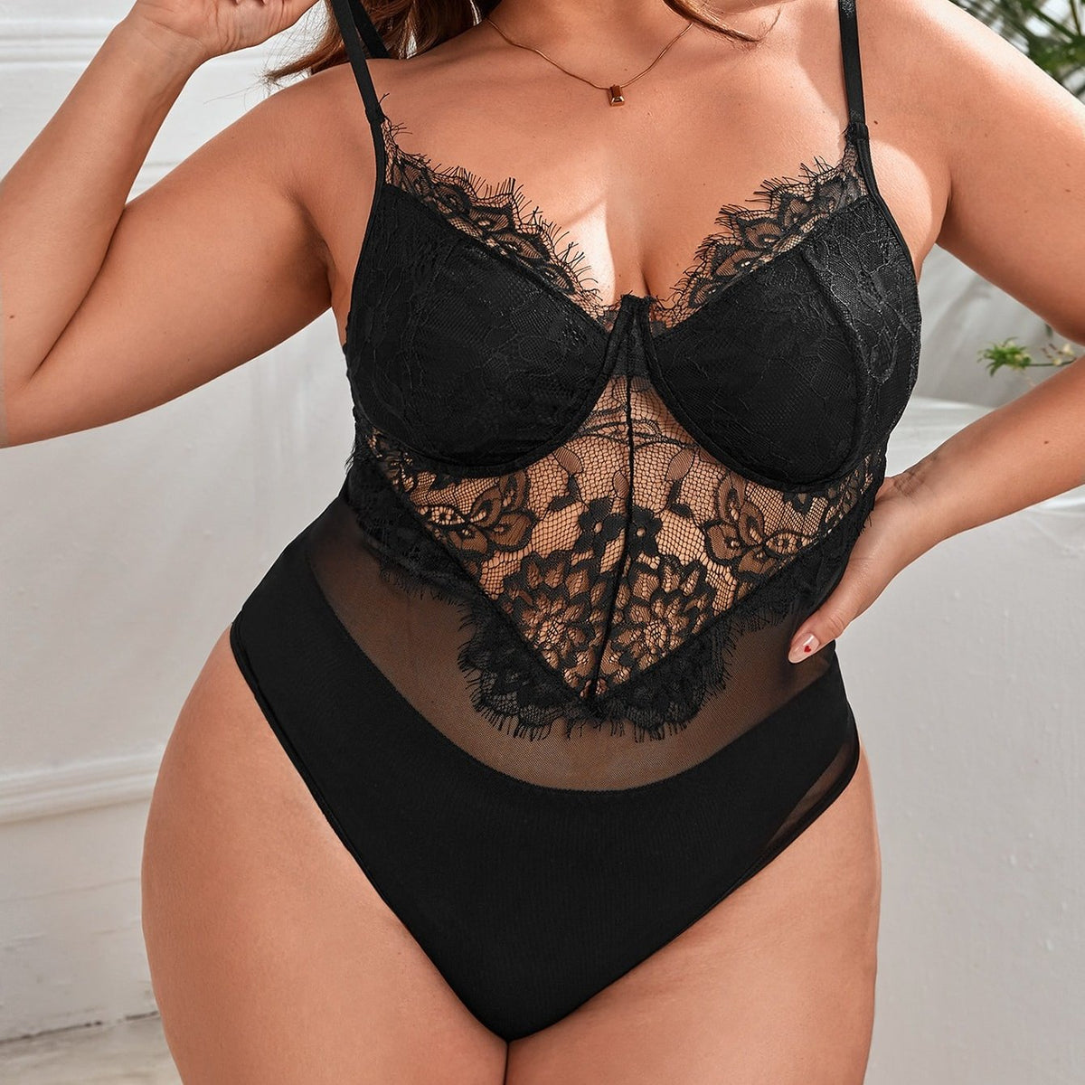 Combinaison grande taille en dentelle, col V, effet ajouré — matière : polyester