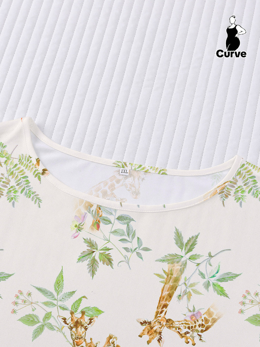 Pyjama grande taille, coupe ample, manches courtes, esprit décontracté, détail du tissu