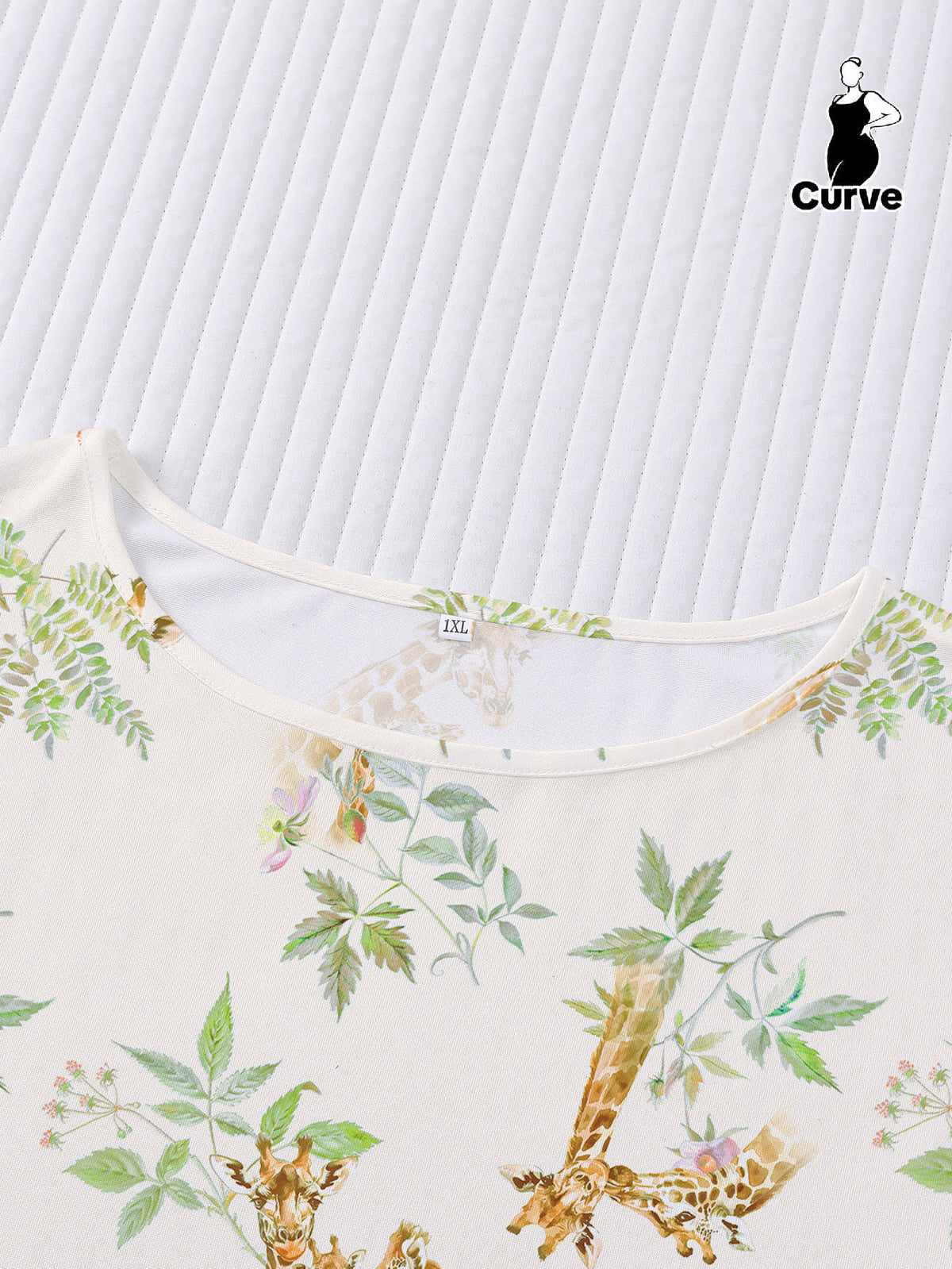 Pyjama grande taille, coupe ample, manches courtes, esprit décontracté, détail du tissu