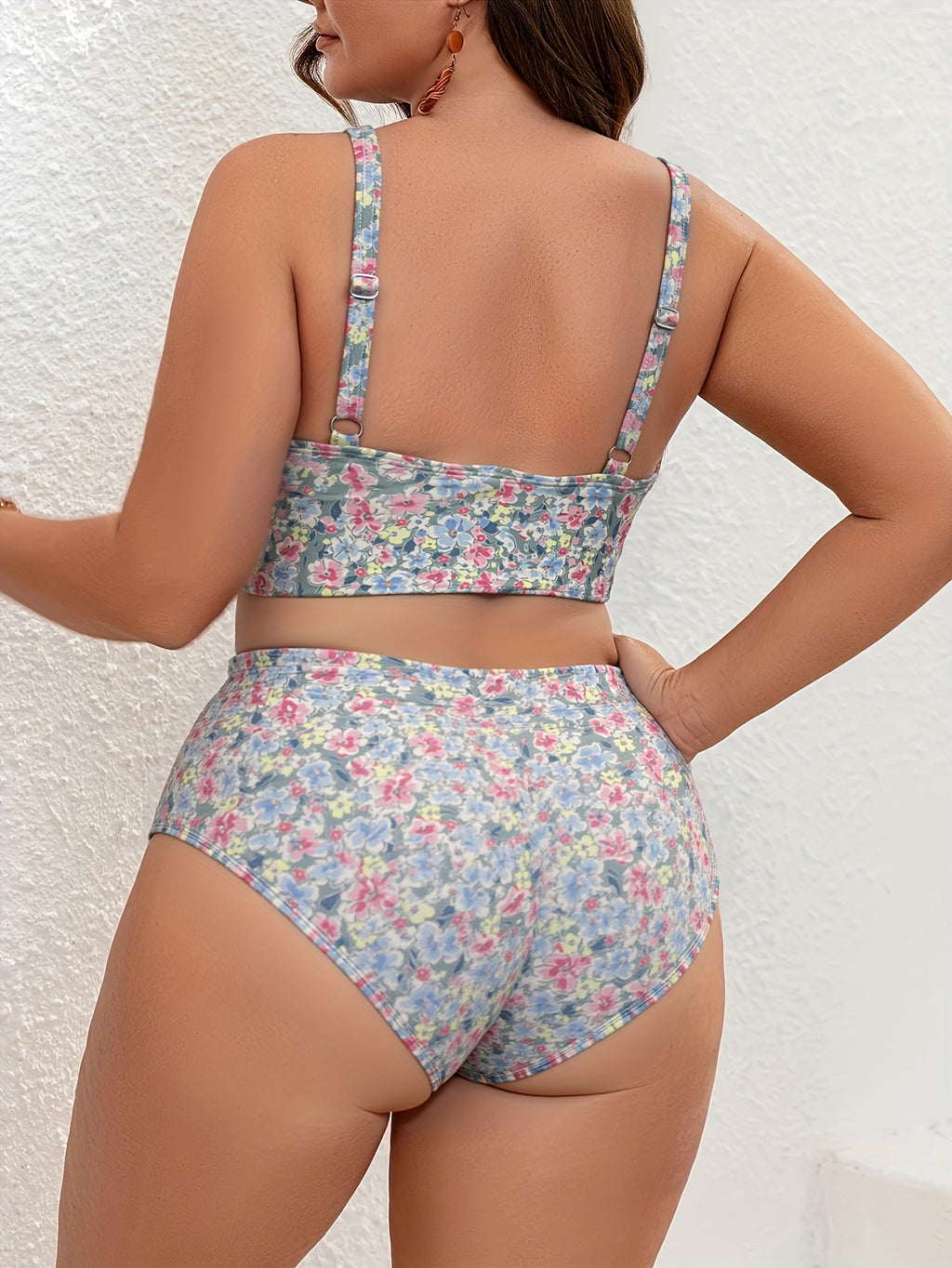 Bikini grande taille, buste torsadé et culotte taille haute