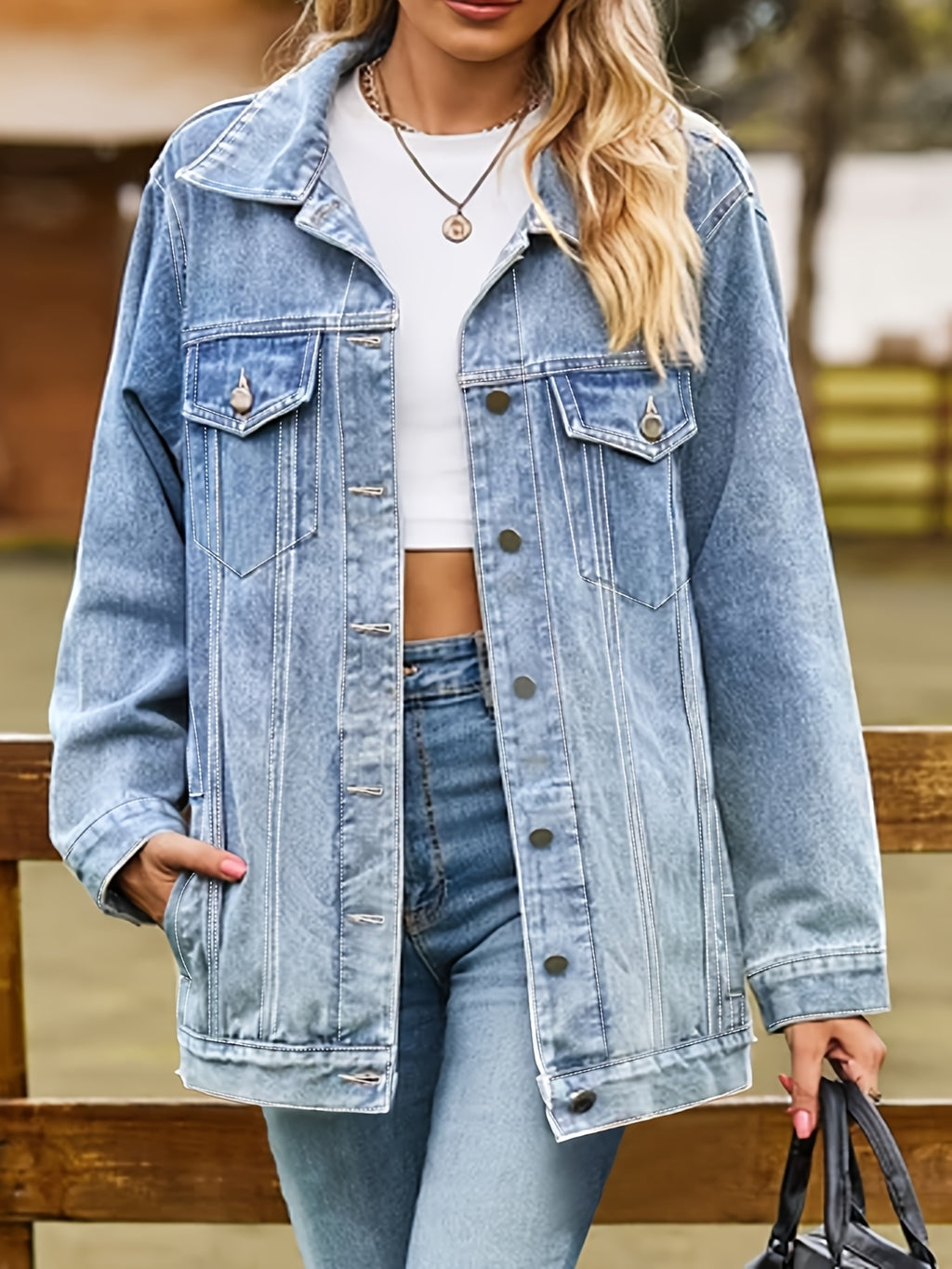 Veste grande taille, coupe oversize, poches plaquées, tenue franche, porté de face