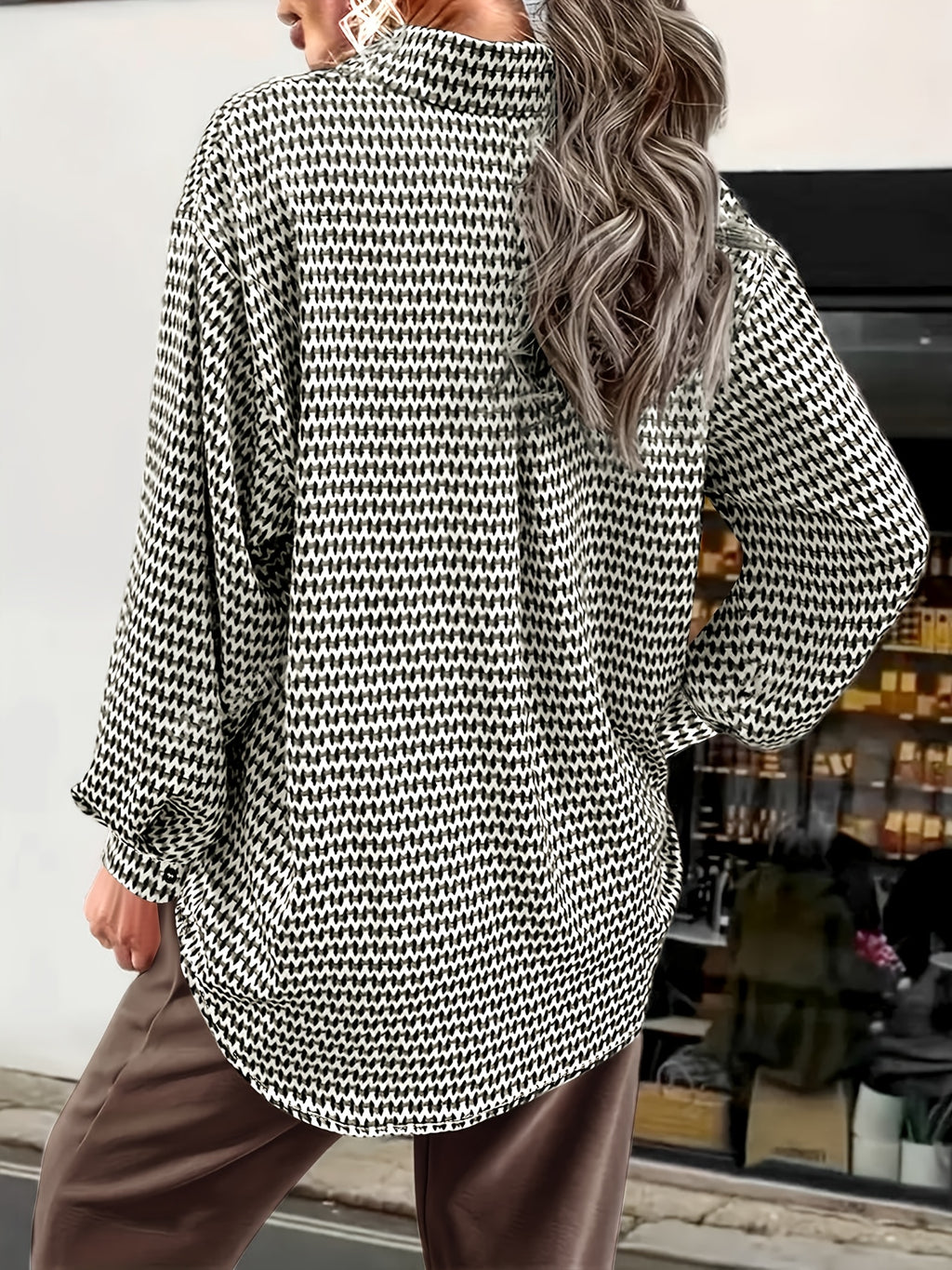 Chemise grande taille, boutonnage, ligne nette, vu de dos