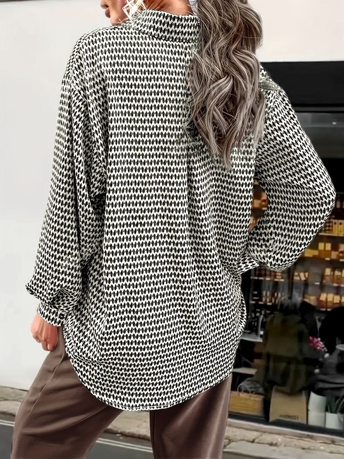 Chemise grande taille, boutonnage, ligne nette, vu de dos