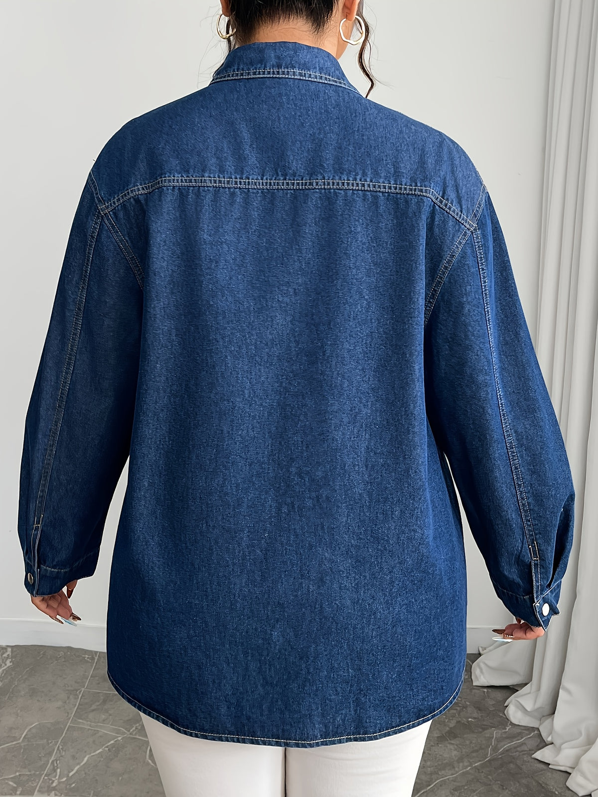 Chemise grande taille, col à revers, boutonnage, tenue franche, tissu opaque