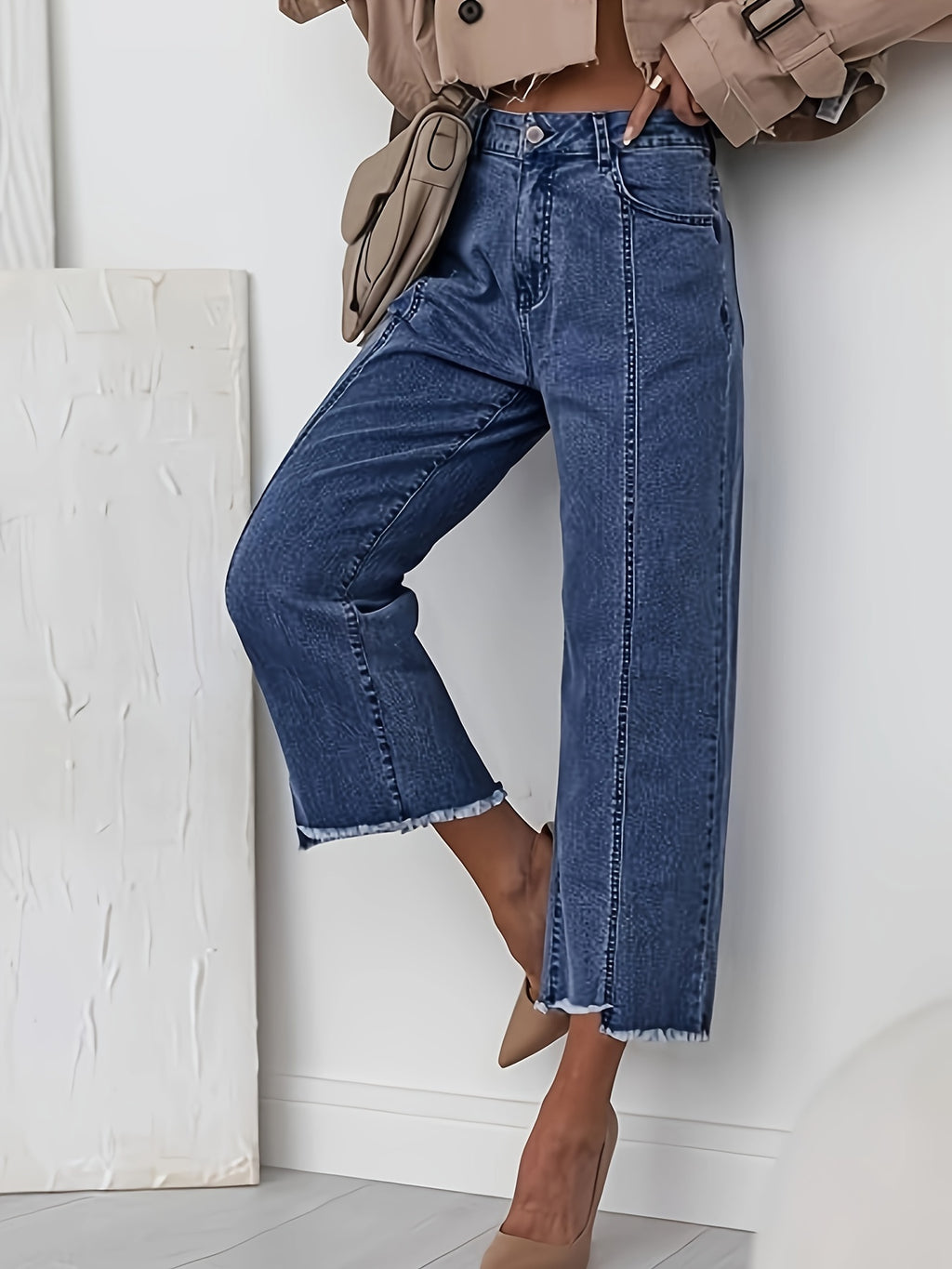 Jean grande taille, coupe évasée, tombé fluide, jambe large, porté de face